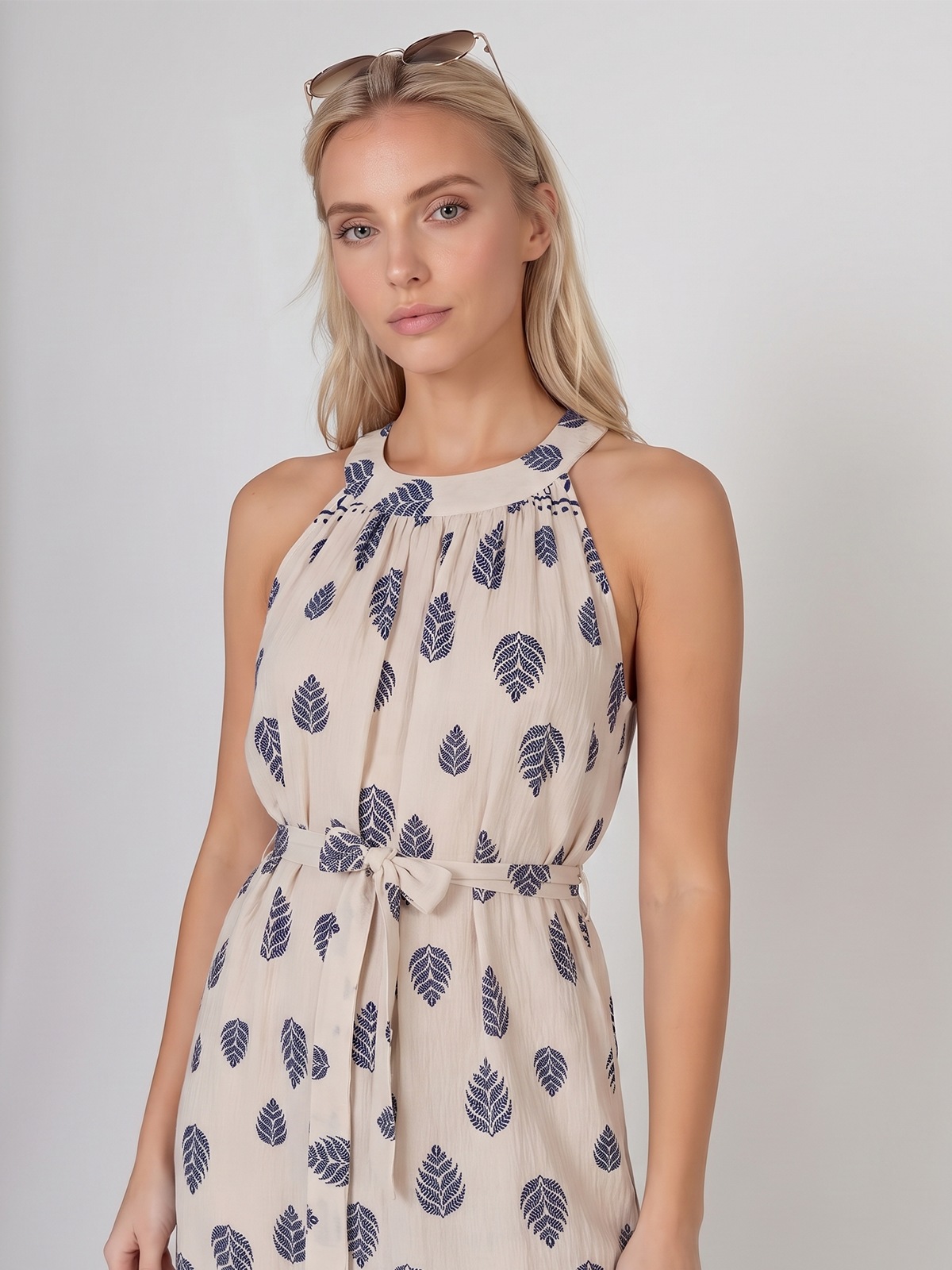 Letnia sukienka maxi wiązana na szyi Pink Fashion - Beżowa/Granatowa W261331