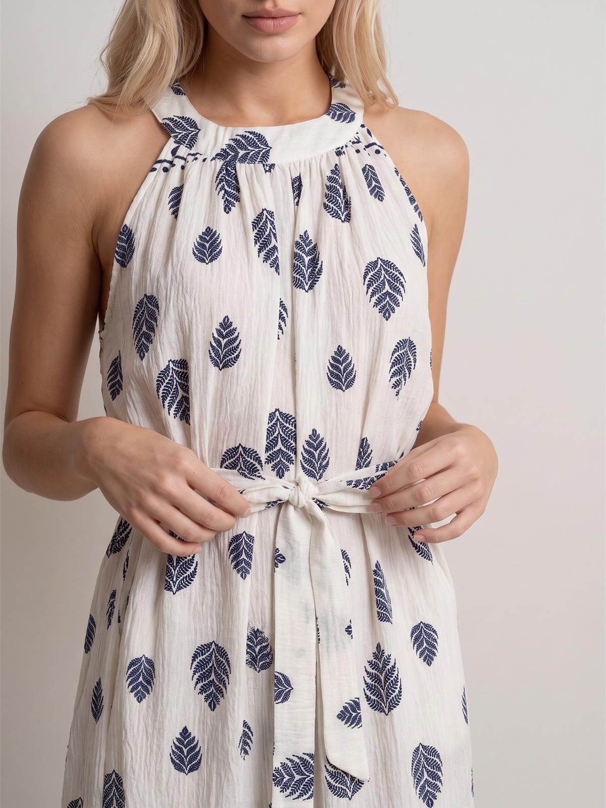 Letnia sukienka maxi wiązana na szyi Pink Fashion - Beżowa/Granatowa W261331