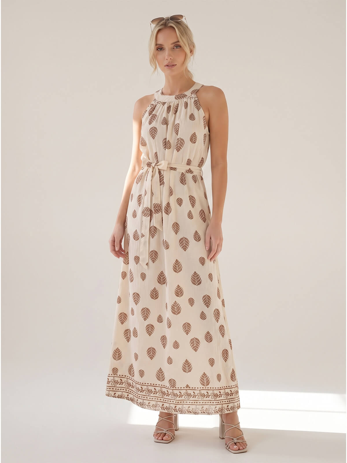 Letnia sukienka maxi wiązana na szyi Pink Fashion - BeżowaBrązowa W261331 (4).jpg