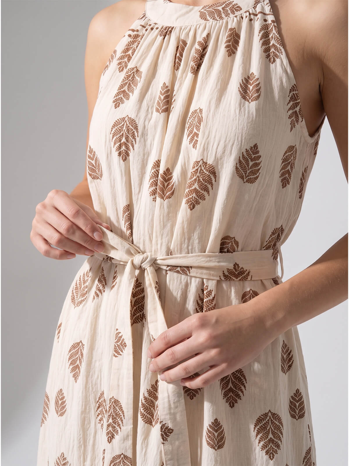 Letnia sukienka maxi wiązana na szyi Pink Fashion - BeżowaBrązowa W261331 (5).jpg