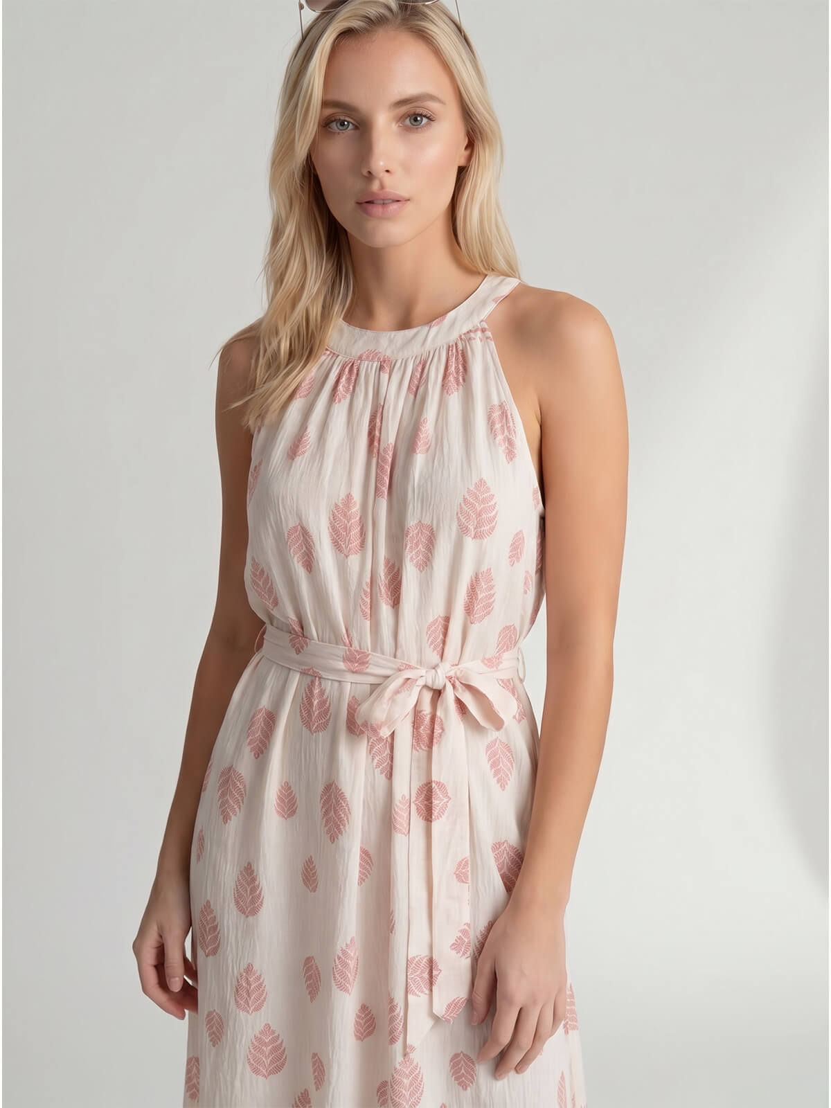 Letnia sukienka maxi wiązana na szyi Pink Fashion - BeżowaRóżowa W261331 (7).jpg
