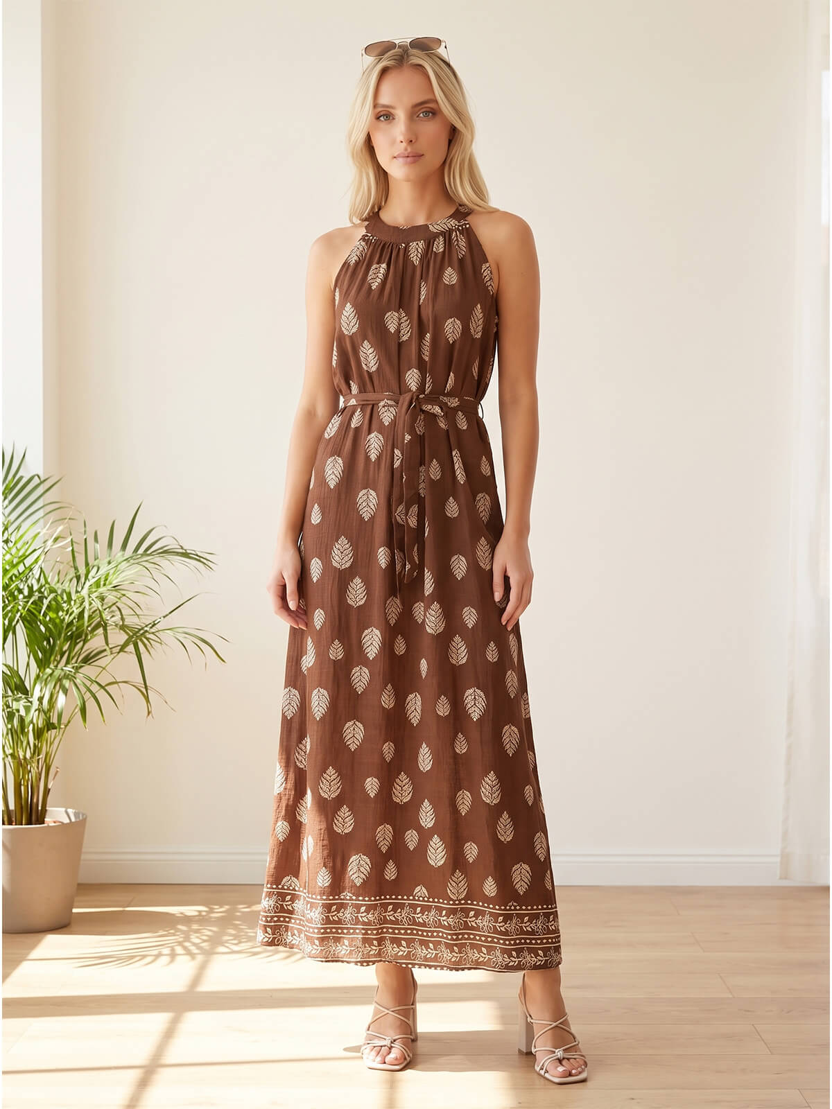 Letnia sukienka maxi wiązana na szyi Pink Fashion - Brązowa W261331 (2).jpg