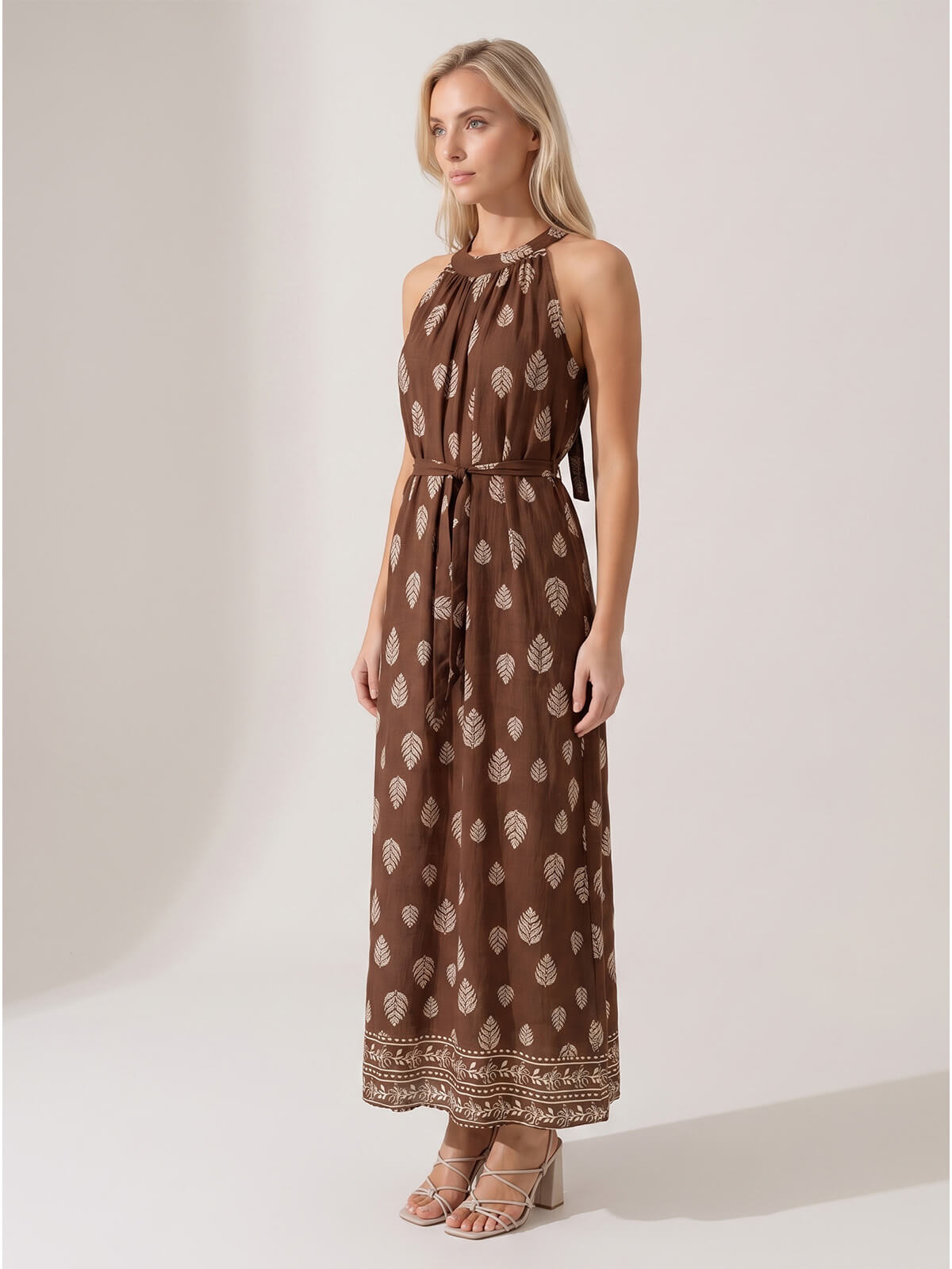 Letnia sukienka maxi wiązana na szyi Pink Fashion - Brązowa W261331 (3).jpg