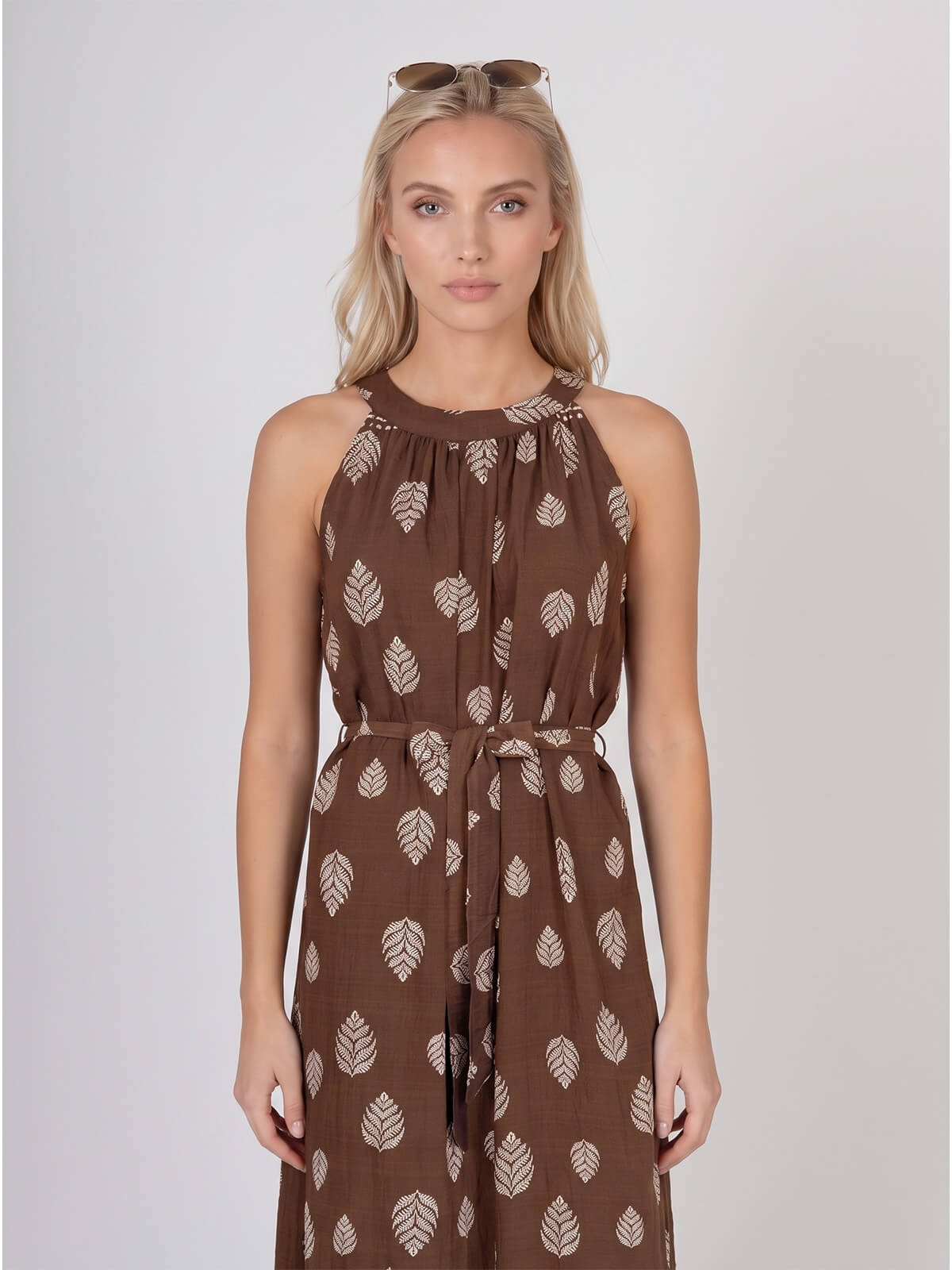 Letnia sukienka maxi wiązana na szyi Pink Fashion - Brązowa W261331 (4).jpg