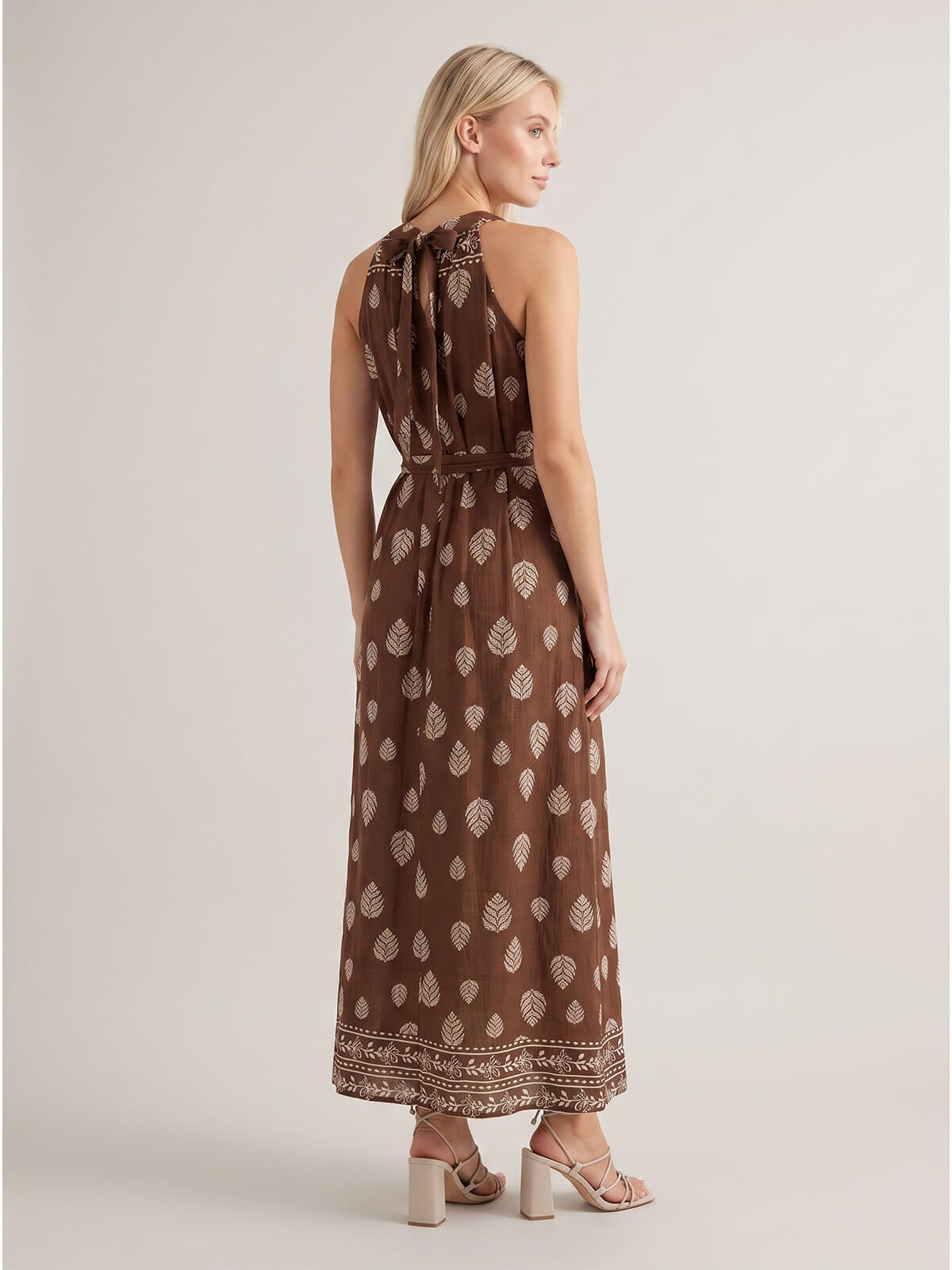 Letnia sukienka maxi wiązana na szyi Pink Fashion - Brązowa W261331 (5).jpg