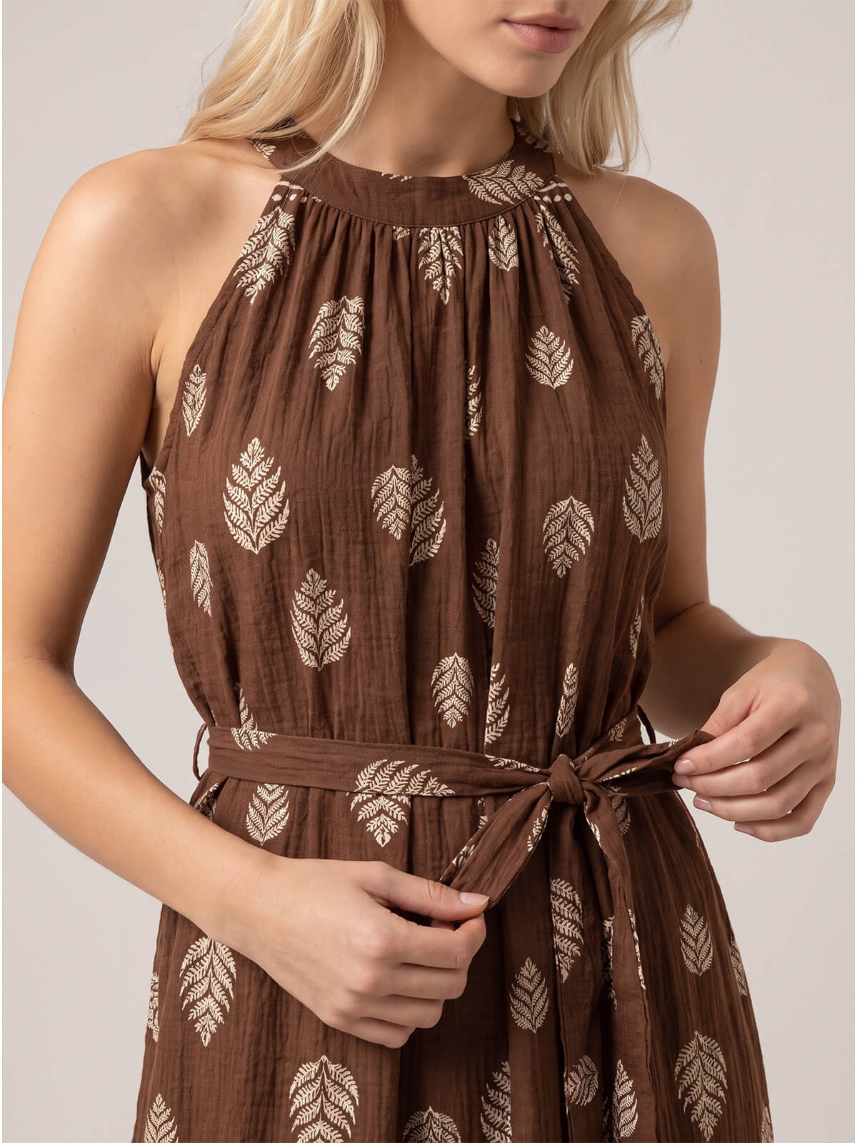 Letnia sukienka maxi wiązana na szyi Pink Fashion - Brązowa W261331 (6).jpg