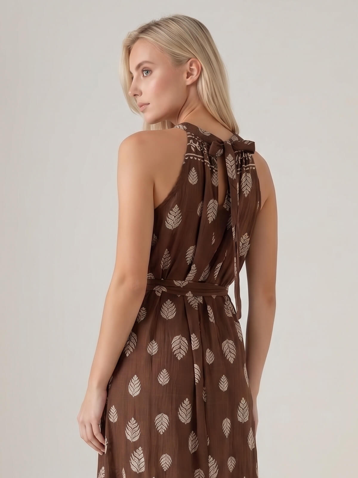 Letnia sukienka maxi wiązana na szyi Pink Fashion - Brązowa W261331 (8).jpg