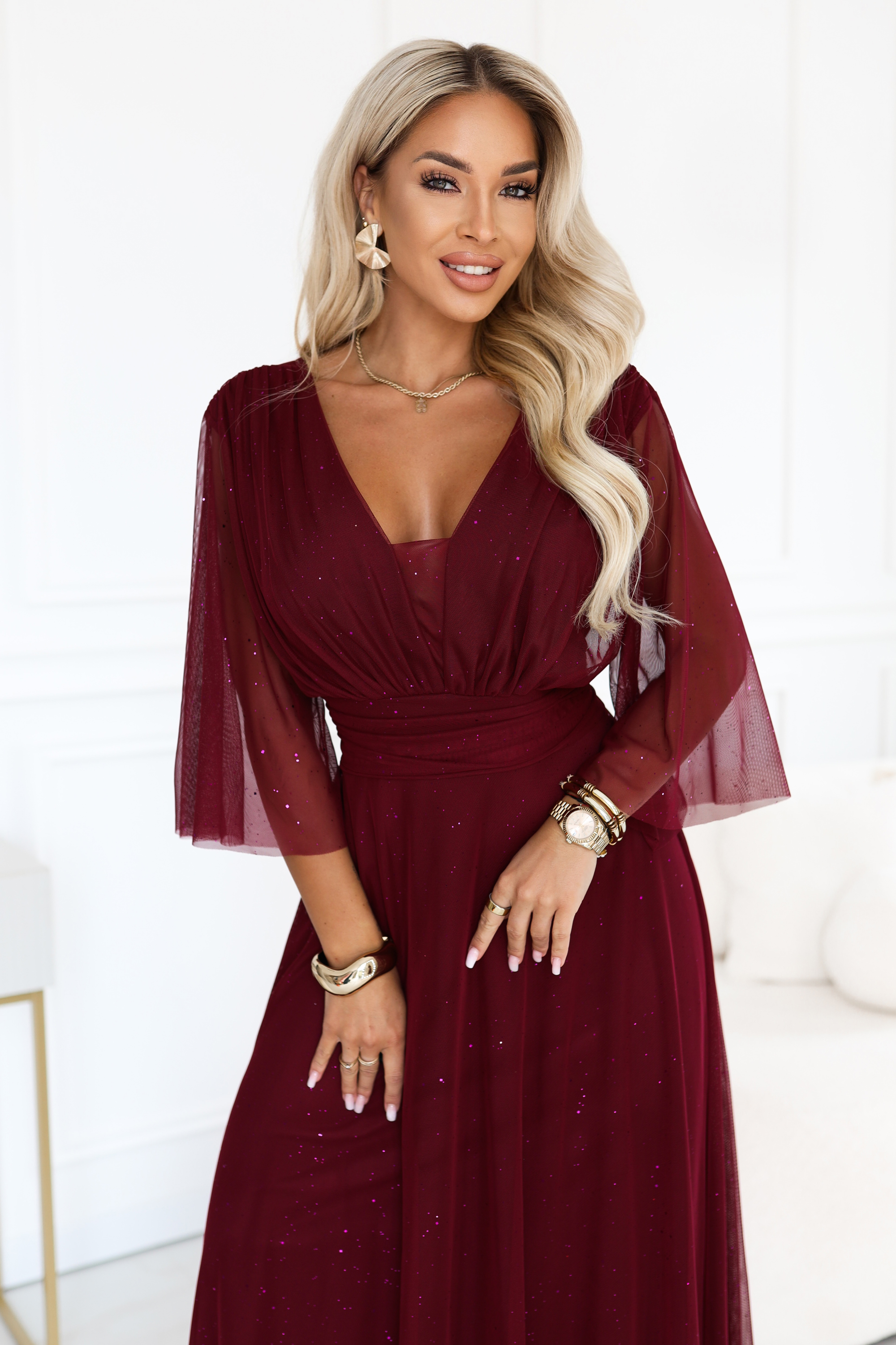 654-6 Długa połyskująca sukienka plus size z dekoltem i transparentnym rękawkiem - bordowa-2 68500 