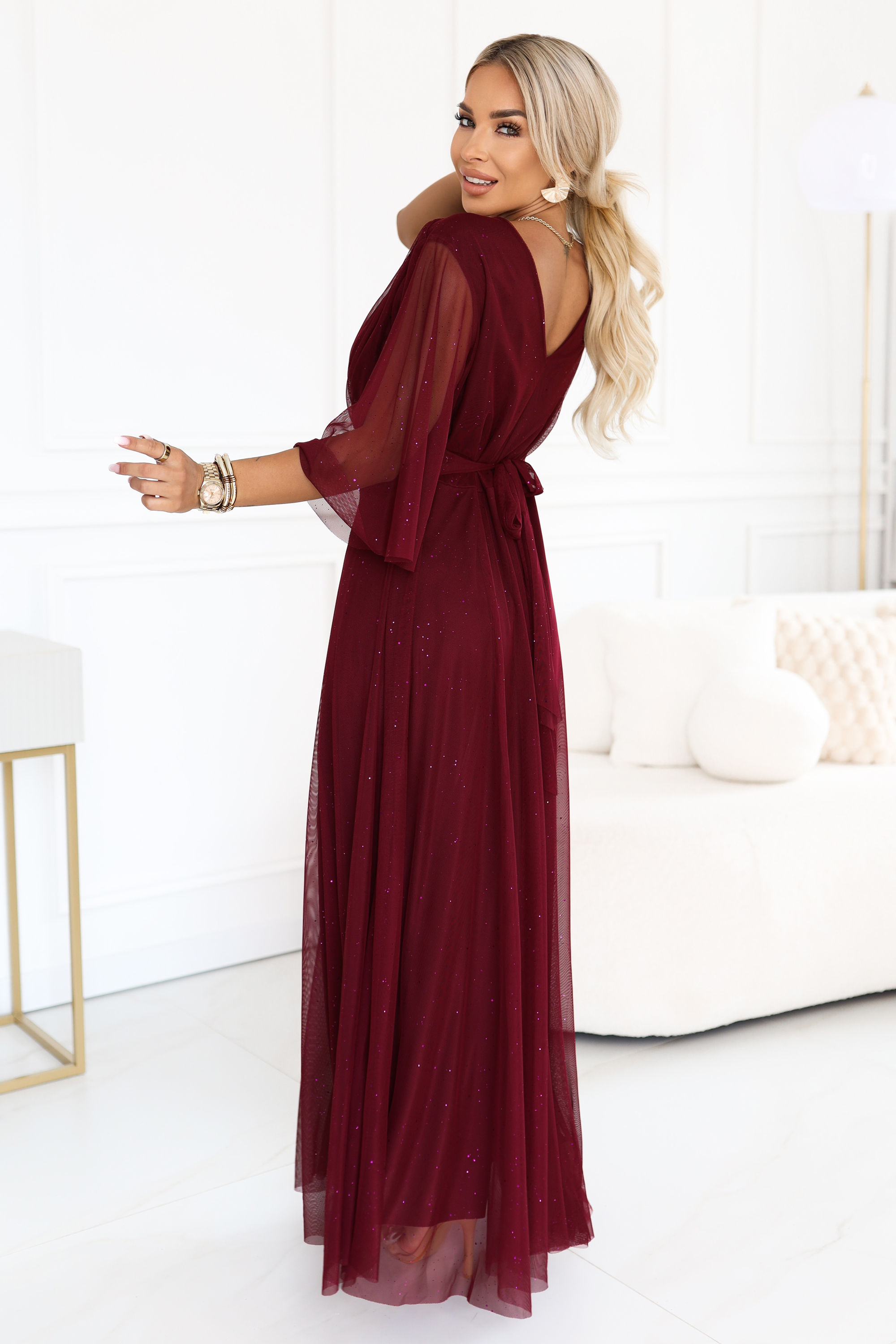 654-6 Długa połyskująca sukienka plus size z dekoltem i transparentnym rękawkiem - bordowa-3 68500 