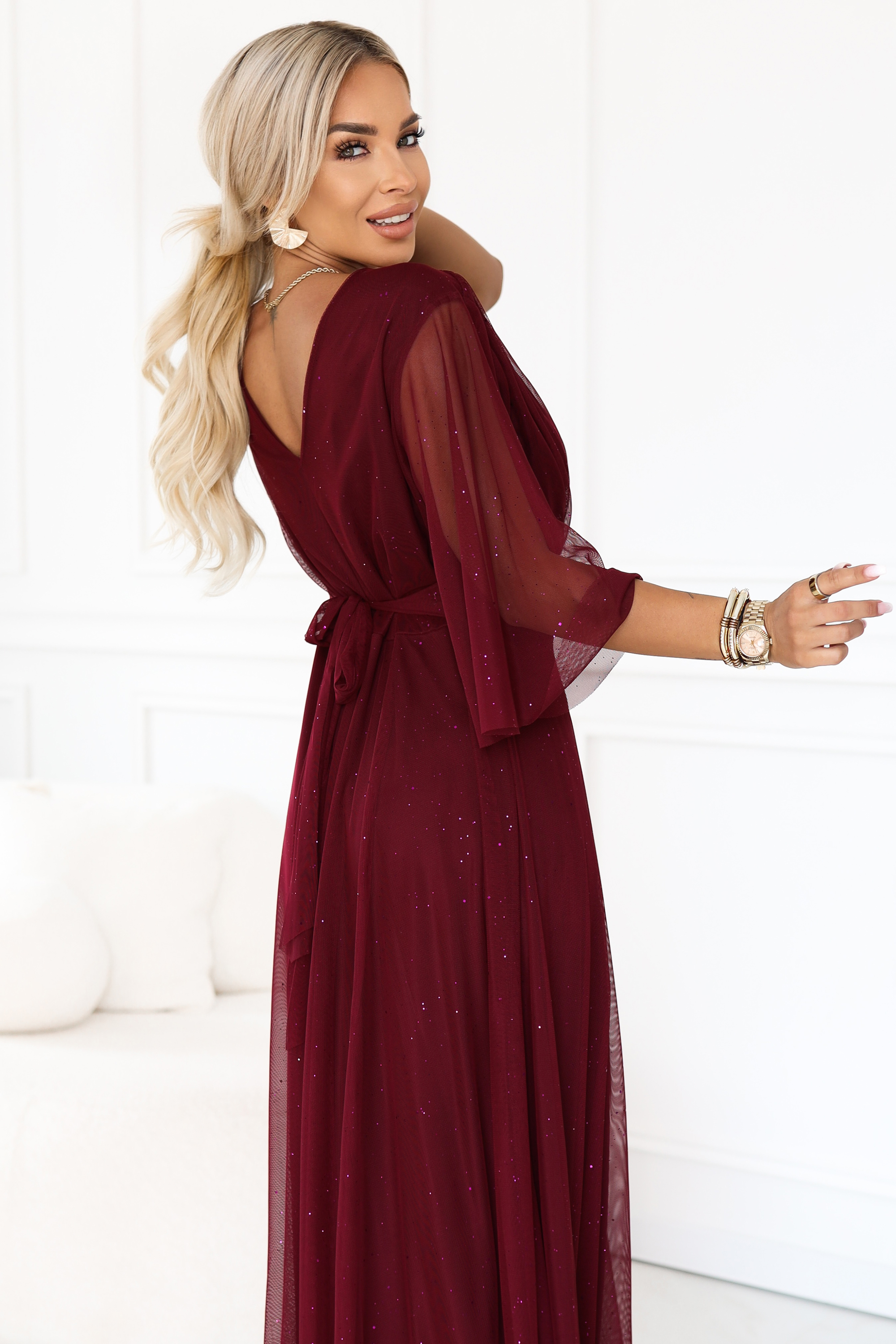 654-6 Długa połyskująca sukienka plus size z dekoltem i transparentnym rękawkiem - bordowa-4 68500 