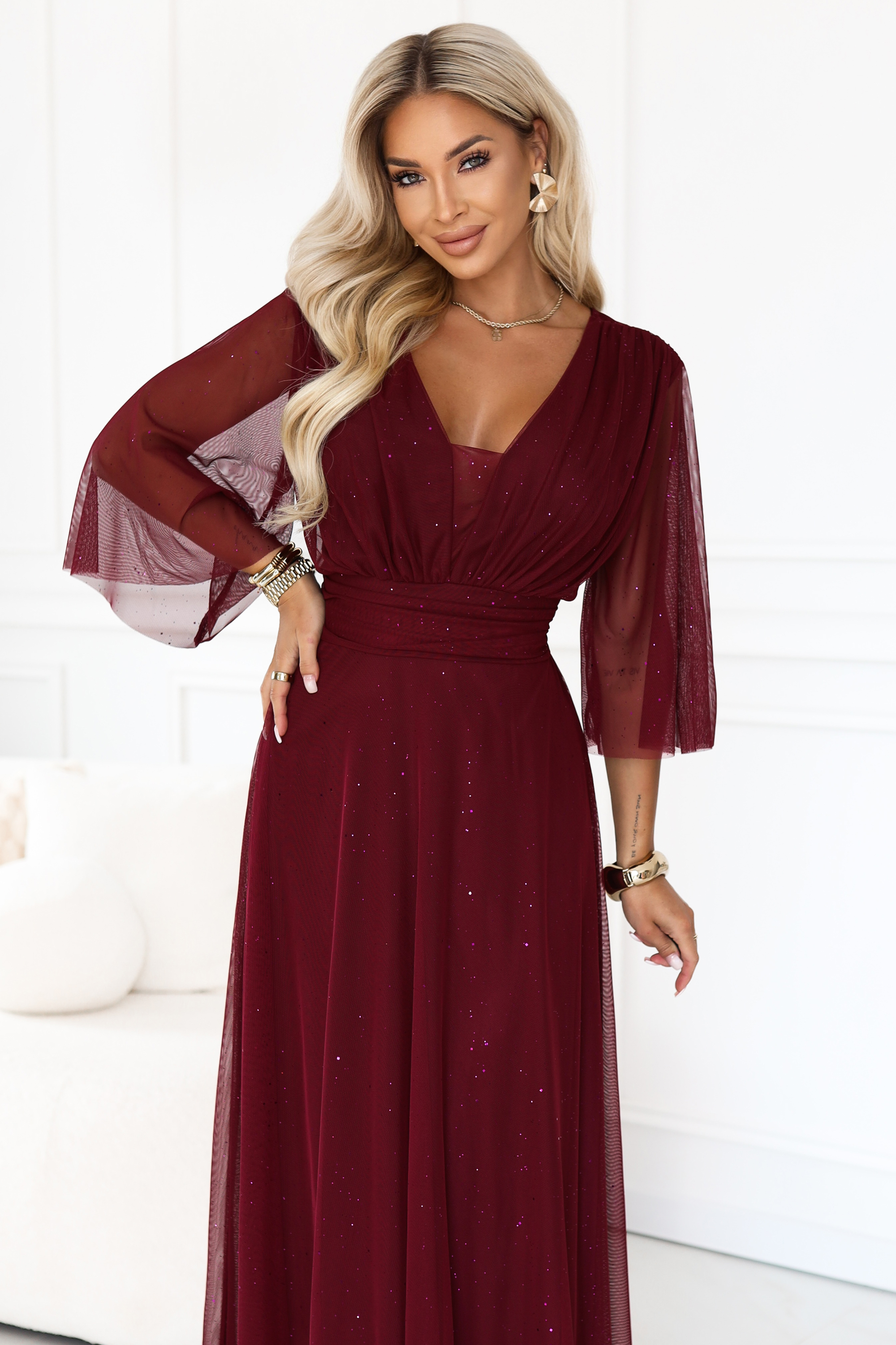 654-6 Długa połyskująca sukienka plus size z dekoltem i transparentnym rękawkiem - bordowa-5 68500 