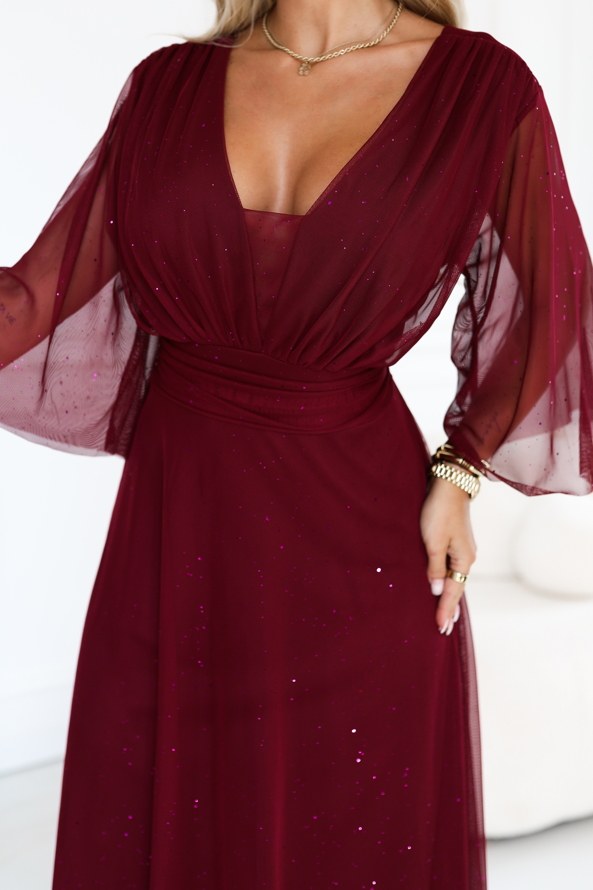 654-6 Długa połyskująca sukienka plus size z dekoltem i transparentnym rękawkiem - bordowa-7 68500 