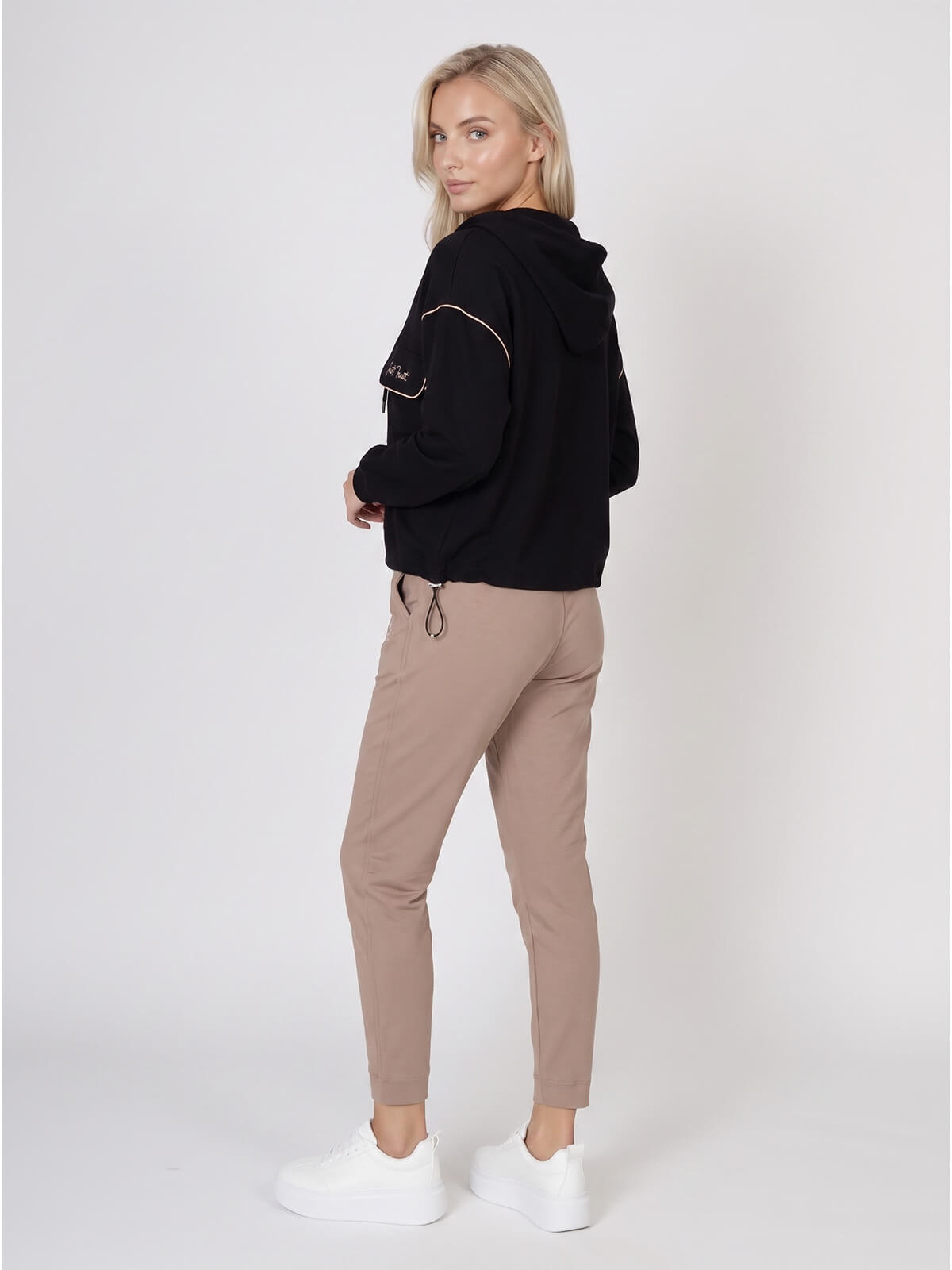 Bluza damska Megi rozpinana z kapturem Czarna - W261377 (4).jpg