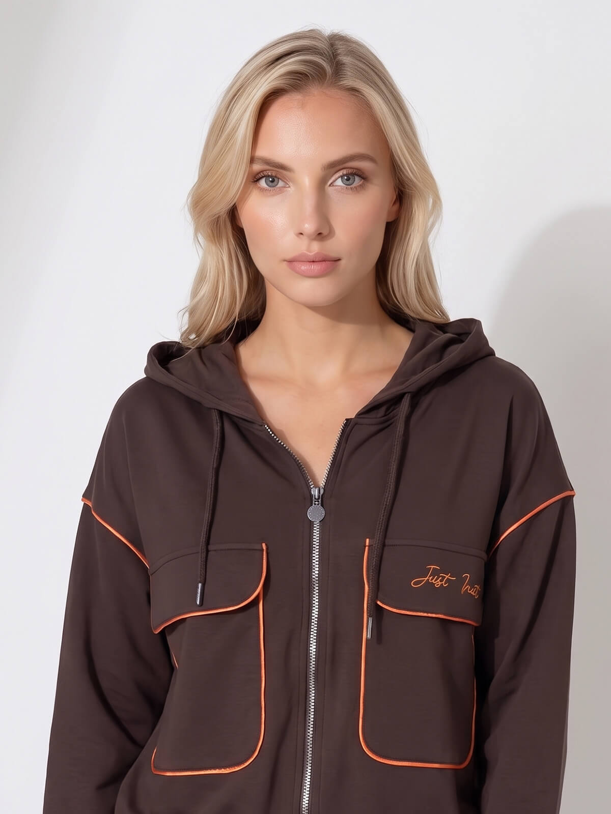 Bluza damska Megi rozpinana z kapturem Czekoladowa - W261377 (5).jpg