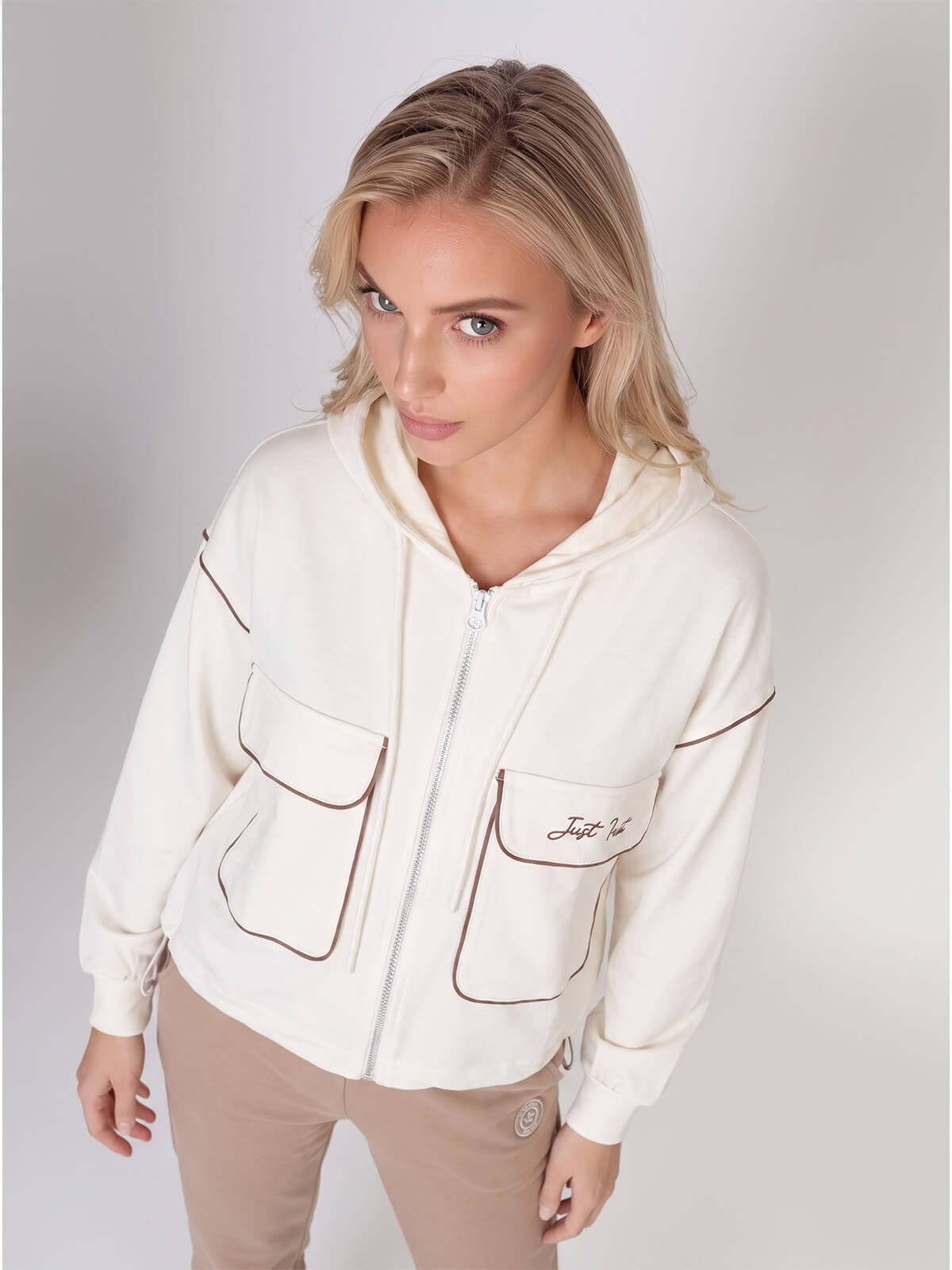 Bluza damska Megi rozpinana z kapturem Śmietankowa - W261377 (7).jpg