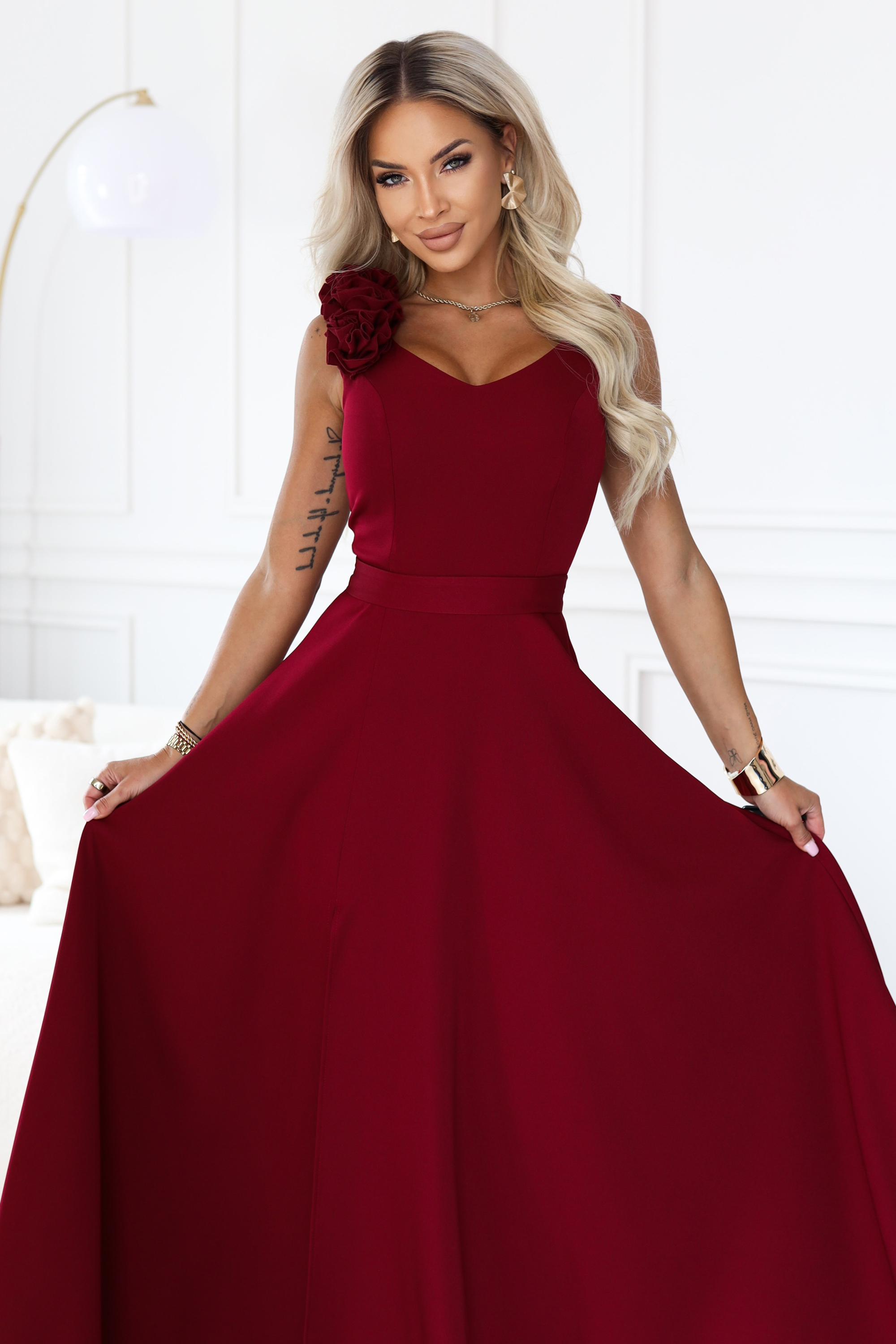 643-9 Elegancka wieczorowa suknia maxi z rozcięciem i różami - bordowa-7 68559 