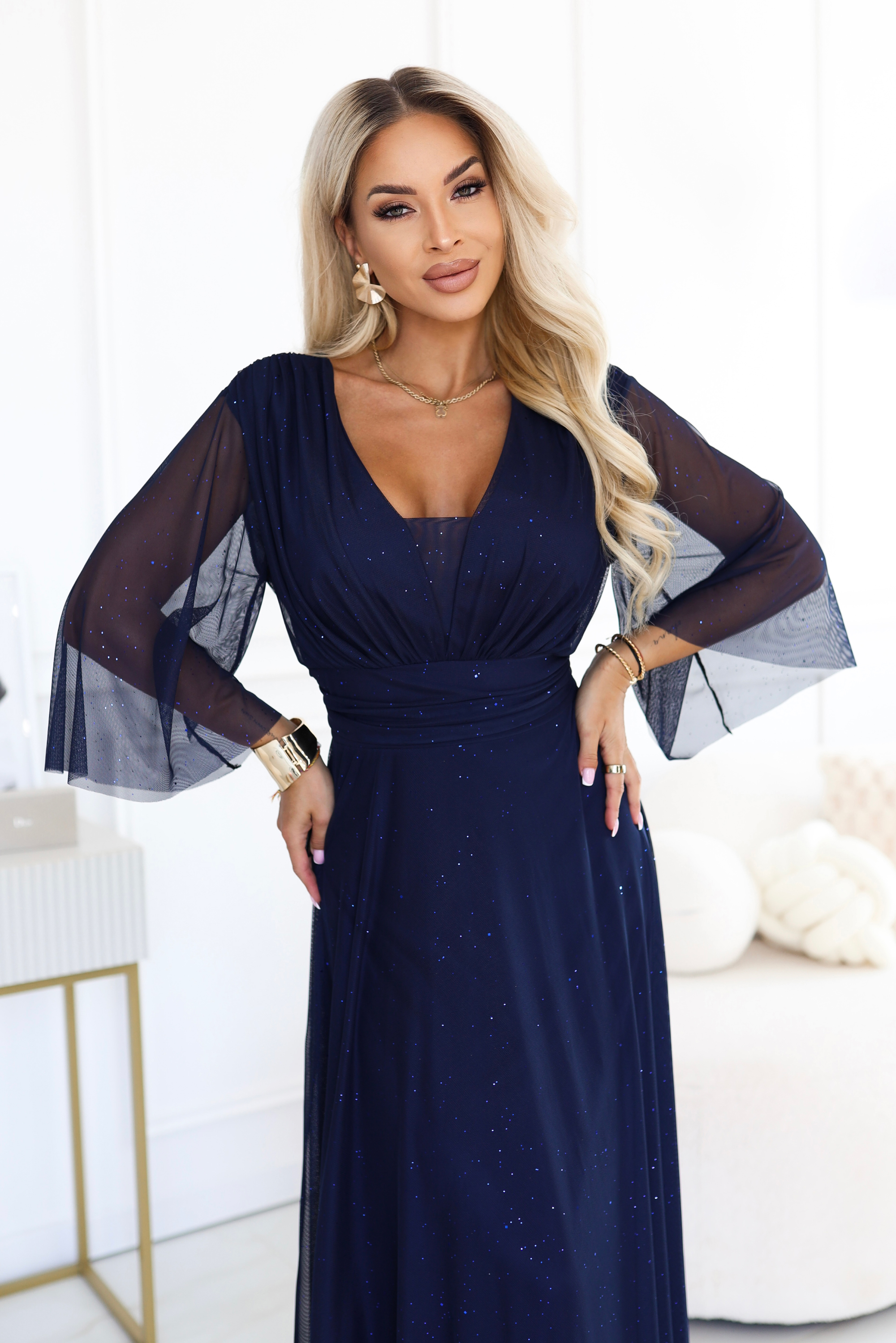 654-7 Długa połyskująca sukienka plus size z dekoltem i transparentnym rękawkiem - granatowa-5 68575 