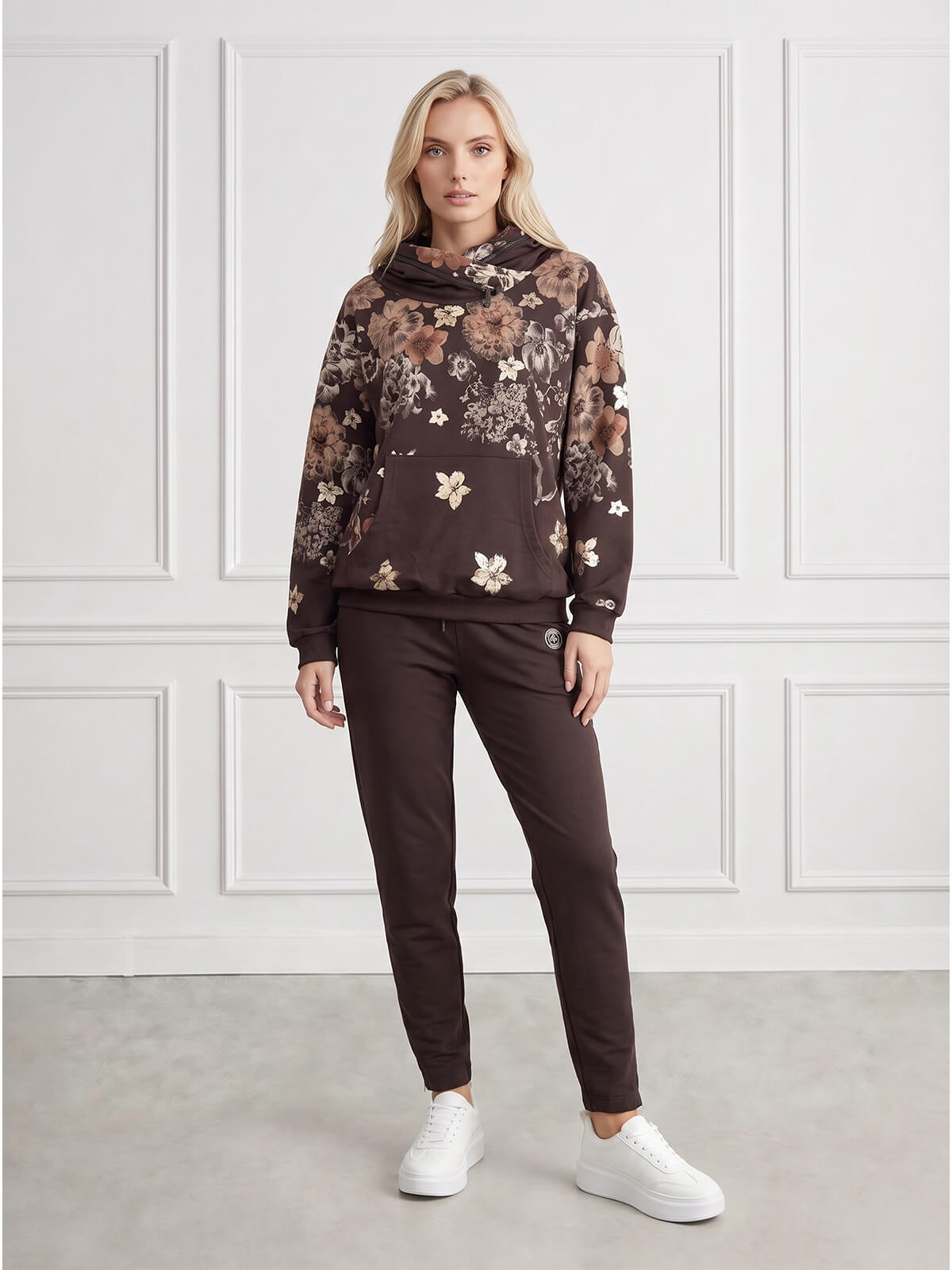 Bluza damska Megi z kapturem Czekoladowa/Beżowa w kwiaty - J260028.jpg