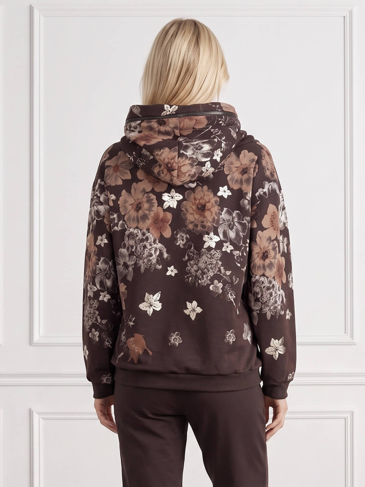 Bluza damska Megi z kapturem Czekoladowa/Beżowa w kwiaty - J260028.jpg