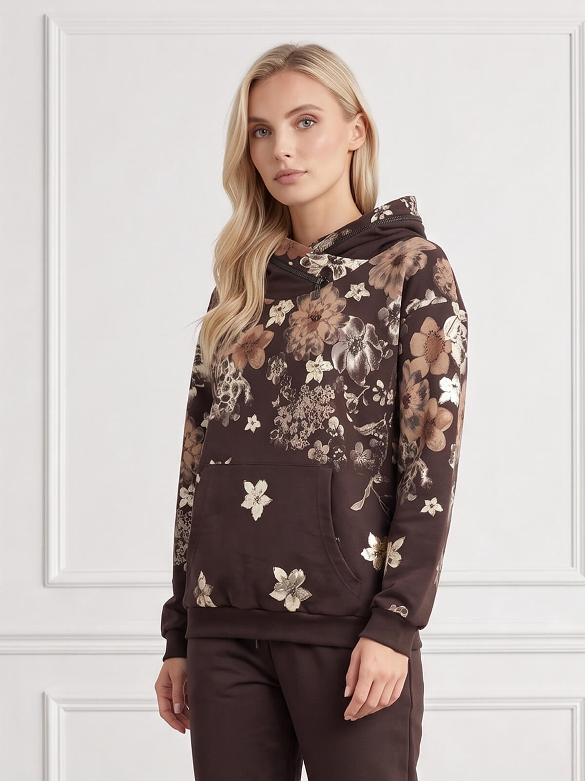 Bluza damska Megi z kapturem Czekoladowa/Beżowa w kwiaty - J260028.jpg