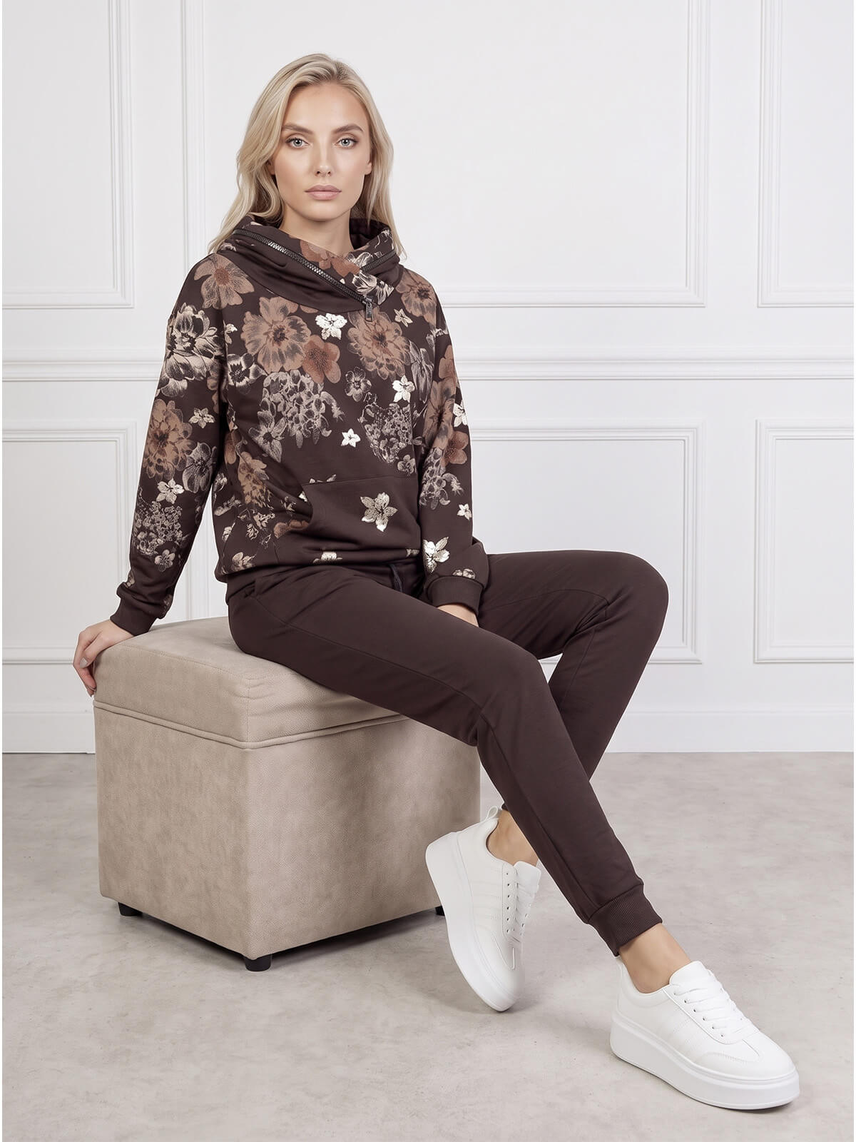 Bluza damska Megi z kapturem Czekoladowa/Beżowa w kwiaty - J260028.jpg