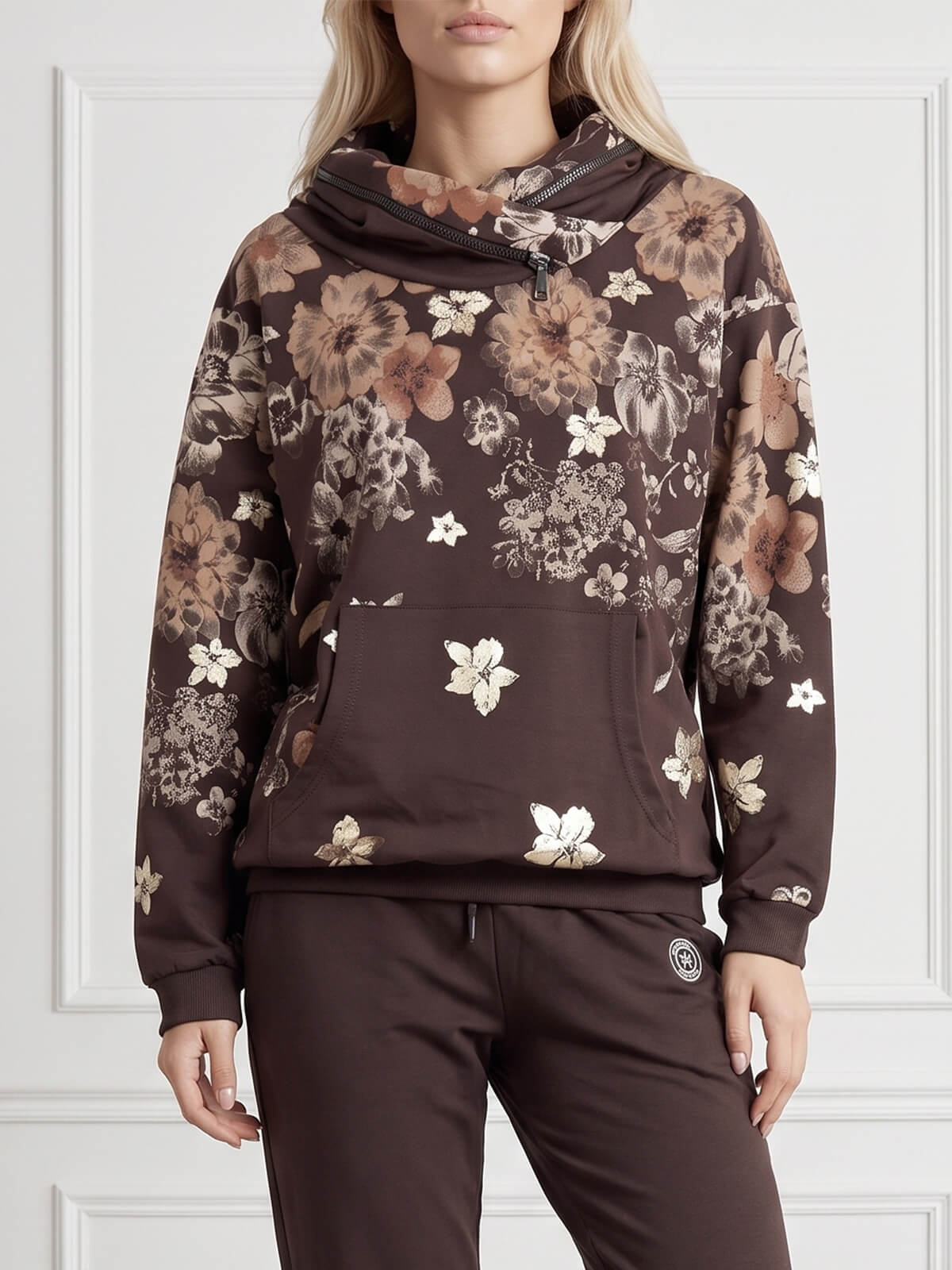 Bluza damska Megi z kapturem Czekoladowa/Beżowa w kwiaty - J260028.jpg