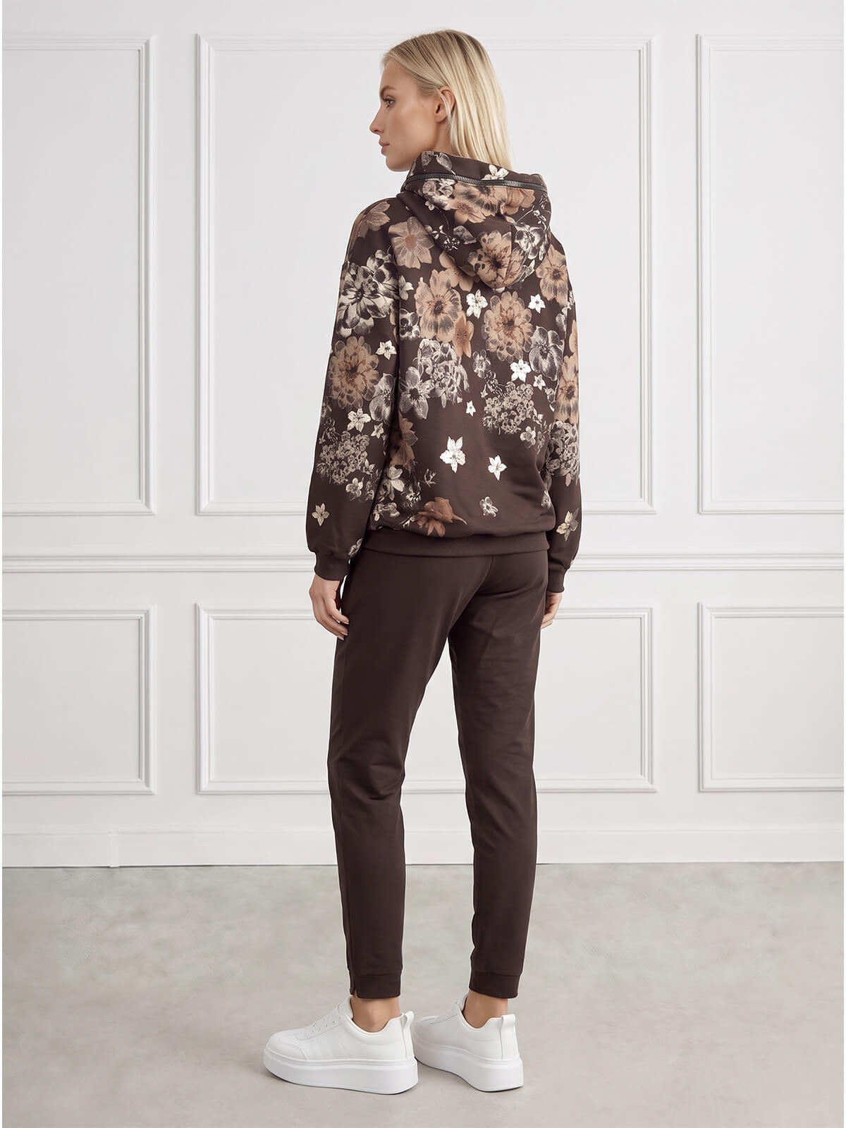 Bluza damska Megi z kapturem Czekoladowa/Beżowa w kwiaty - J260028.jpg