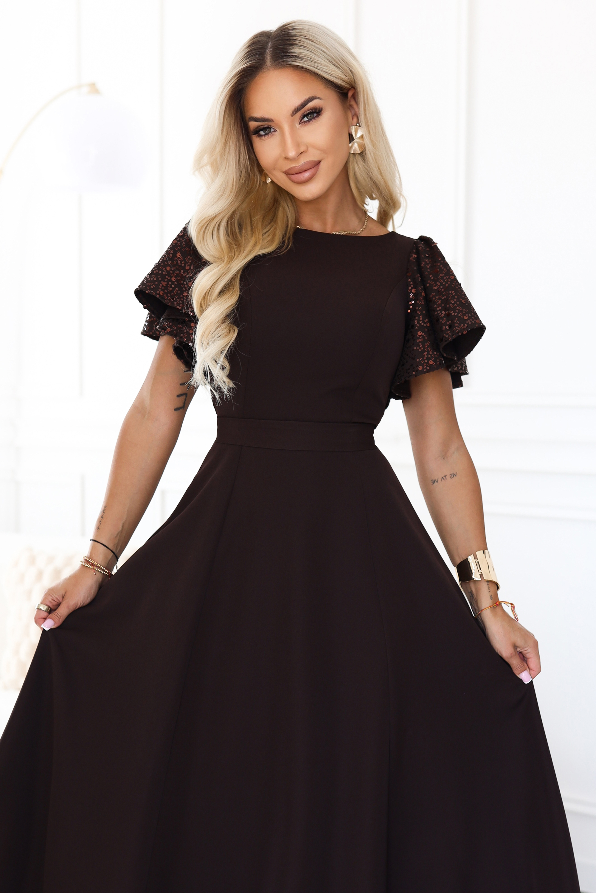 694-2 MIRELLA Elegancka rozkloszowana sukienka maxi z cekinowymi rękawami - czekoladowy brąz-5 68610 