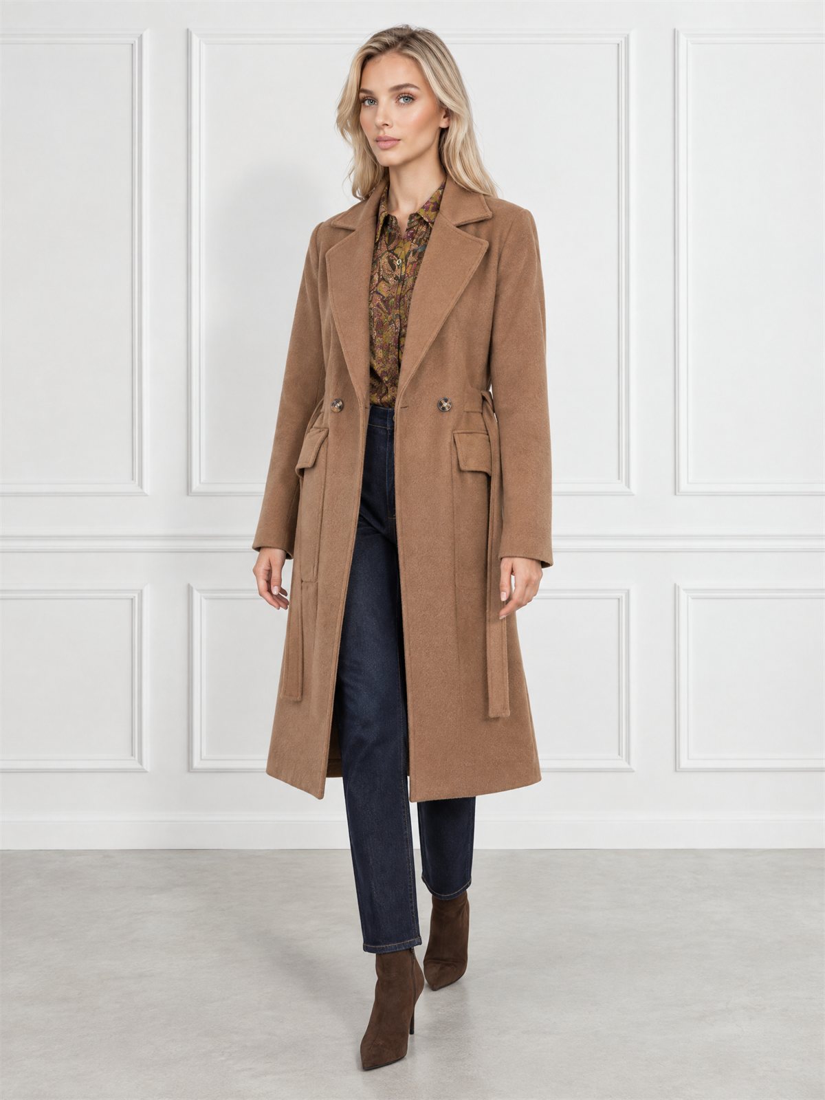 Długi płaszcz damski dyplomatka dwurzędowy Camel - J261892