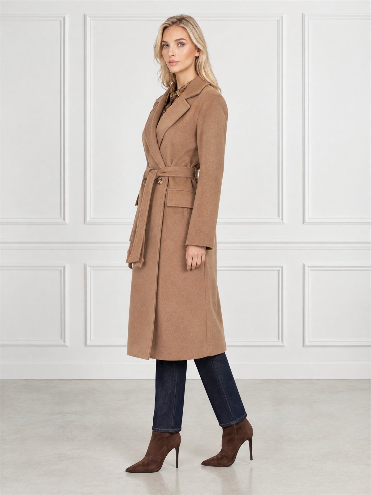 Długi płaszcz damski dyplomatka dwurzędowy Camel - J261892