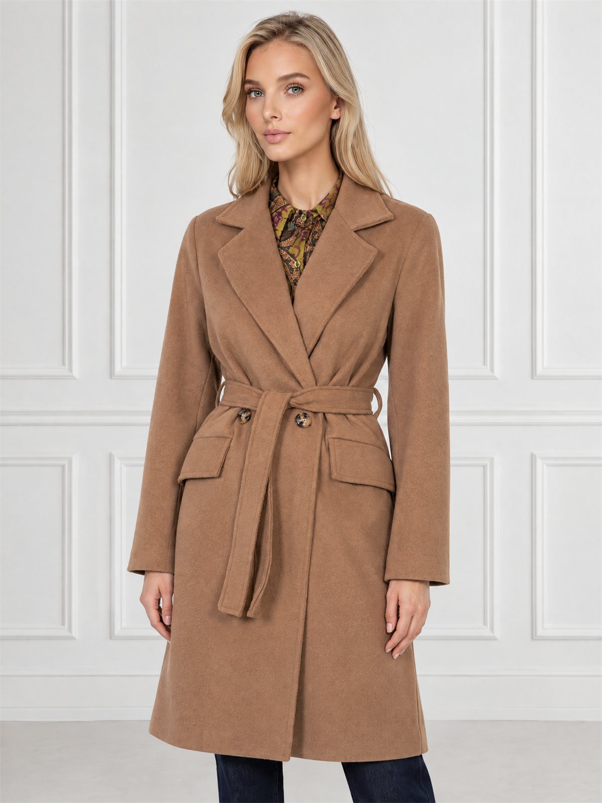 Długi płaszcz damski dyplomatka dwurzędowy Camel - J261892