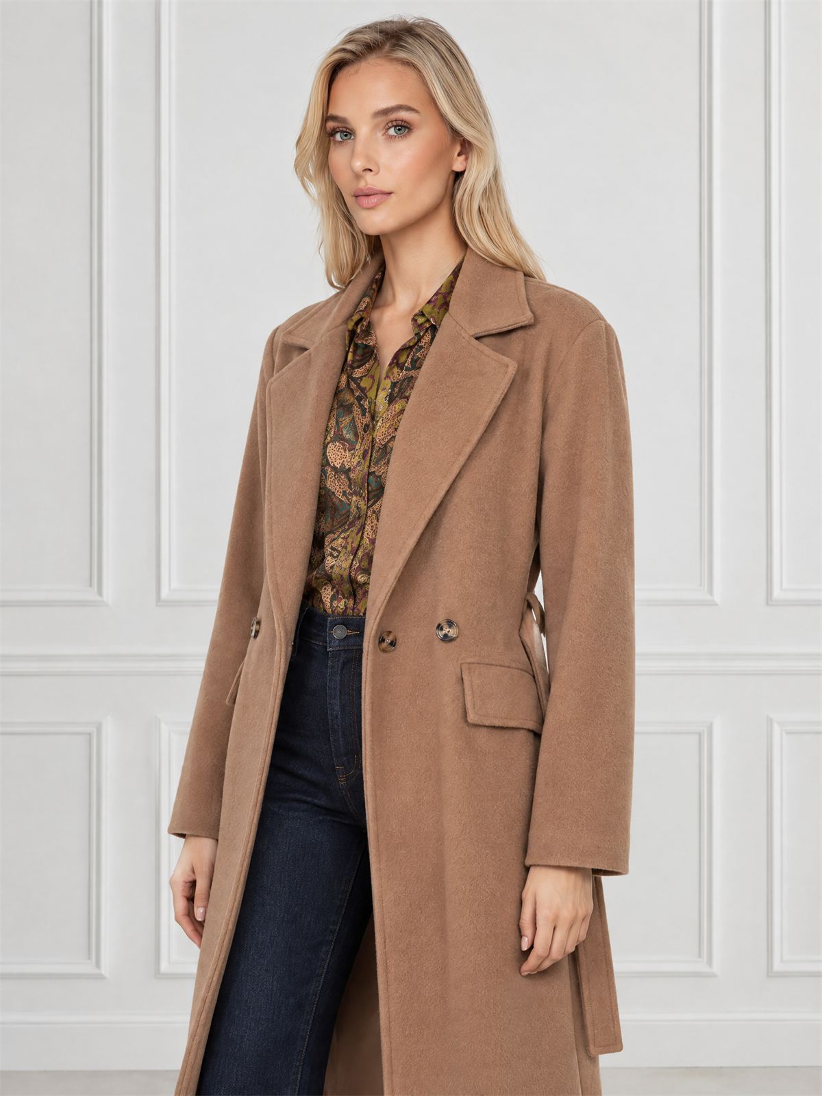 Długi płaszcz damski dyplomatka dwurzędowy Camel - J261892