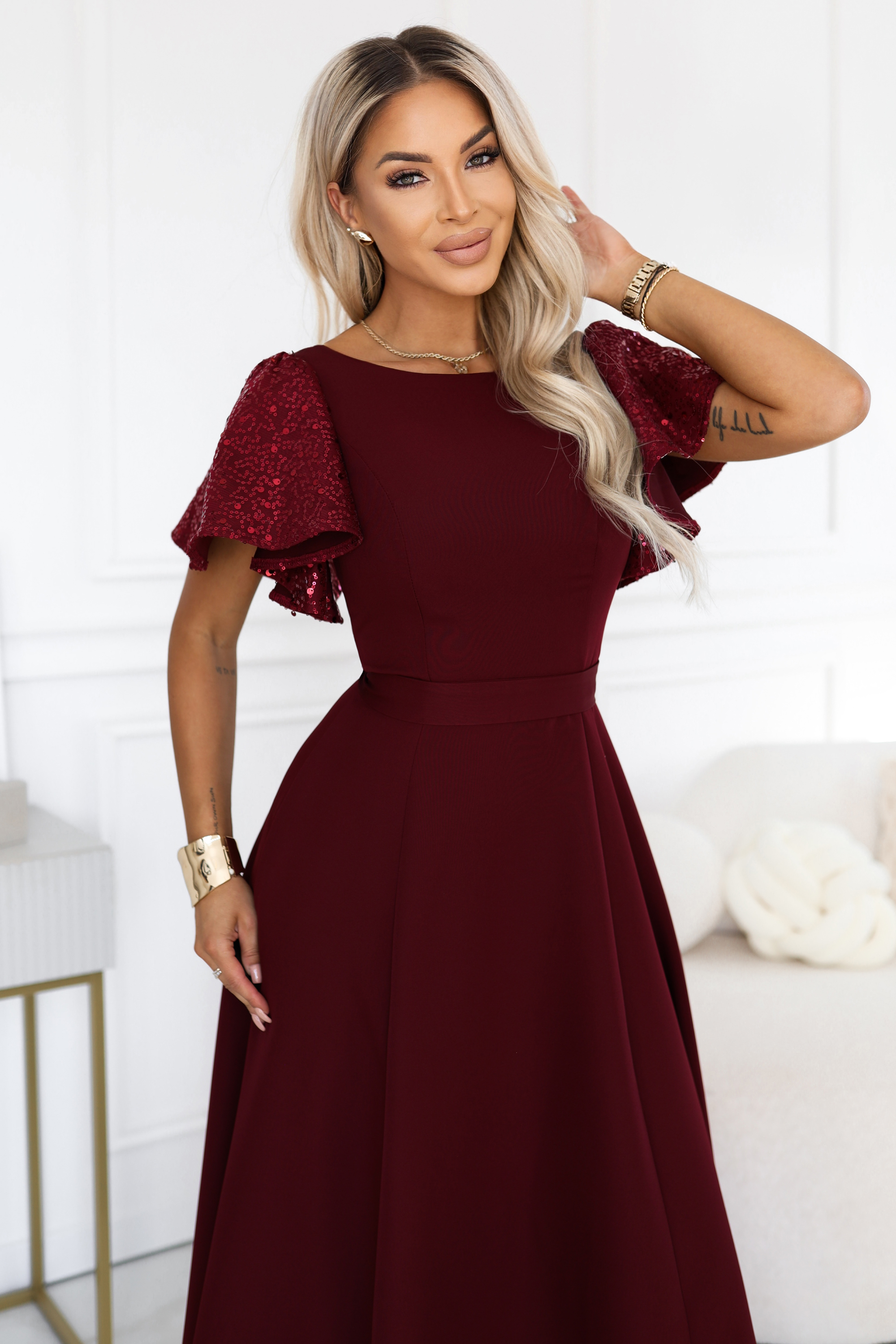 694-3 MIRELLA Elegancka rozkloszowana sukienka maxi z cekinowymi rękawami - bordowa-2 68672 