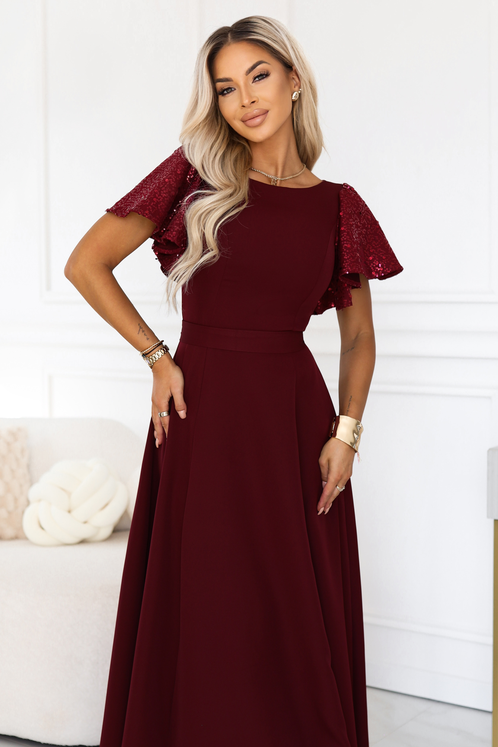 694-3 MIRELLA Elegancka rozkloszowana sukienka maxi z cekinowymi rękawami - bordowa-5 68672 