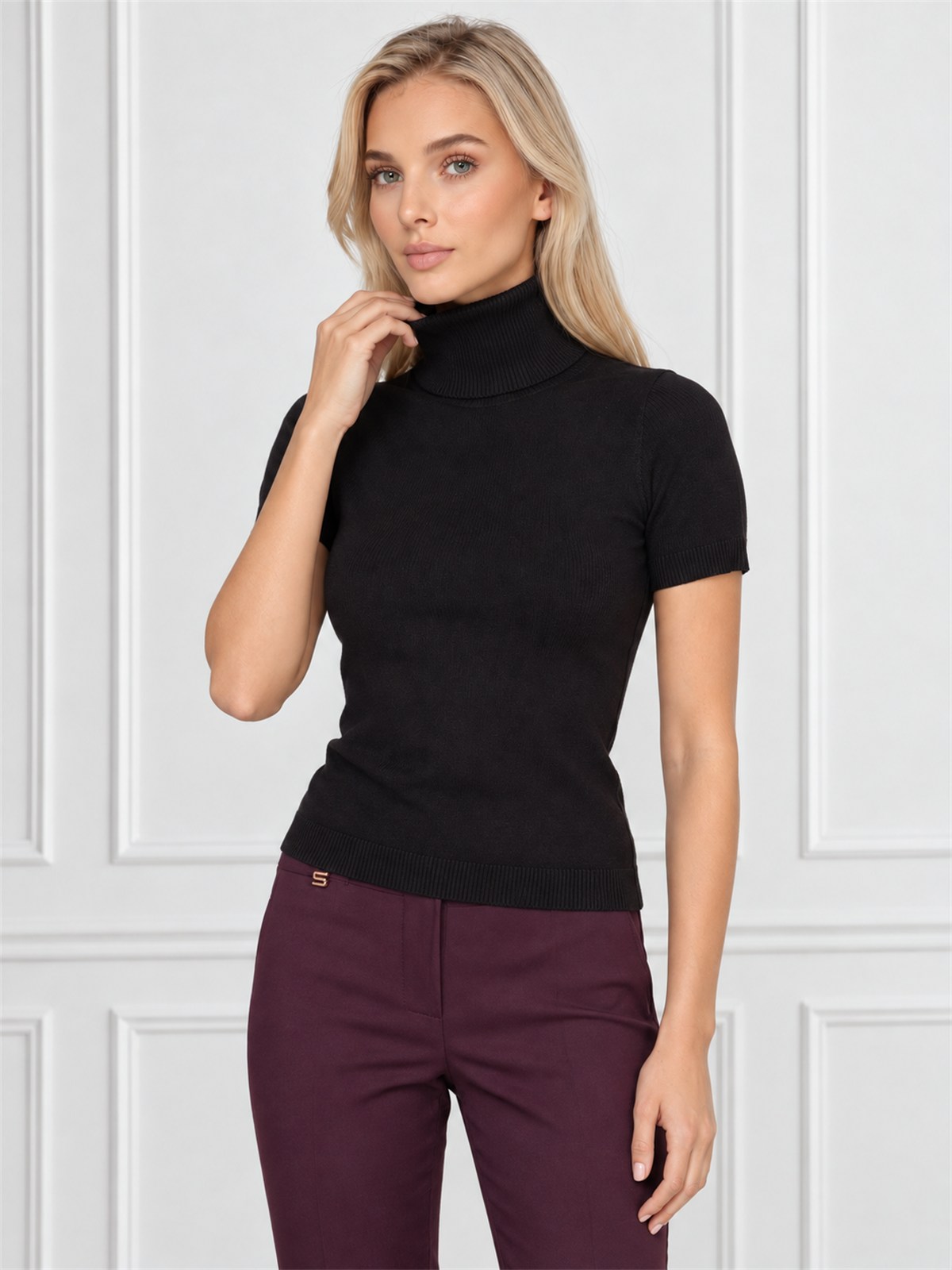 Obcisły sweter golf damski na krótki rękaw Czarny - J261952