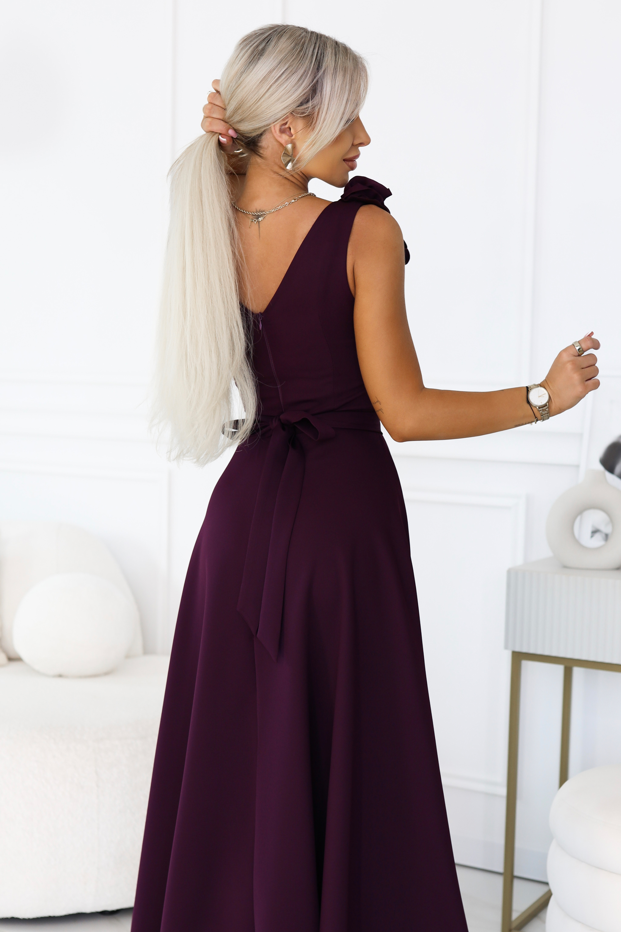 643-11 Elegancka wieczorowa suknia maxi z rozcięciem i różami - dojrzała śliwka-7 68731 