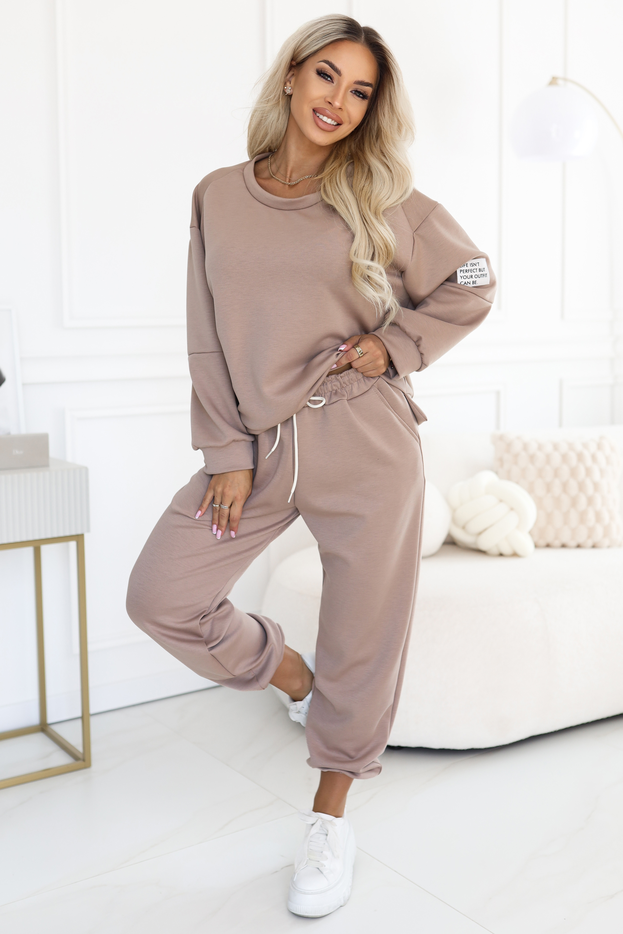 689-1 Komplet dresowy damski z bluzą oversize i spodniami z wiązaniem - cappuccino-1 68735 