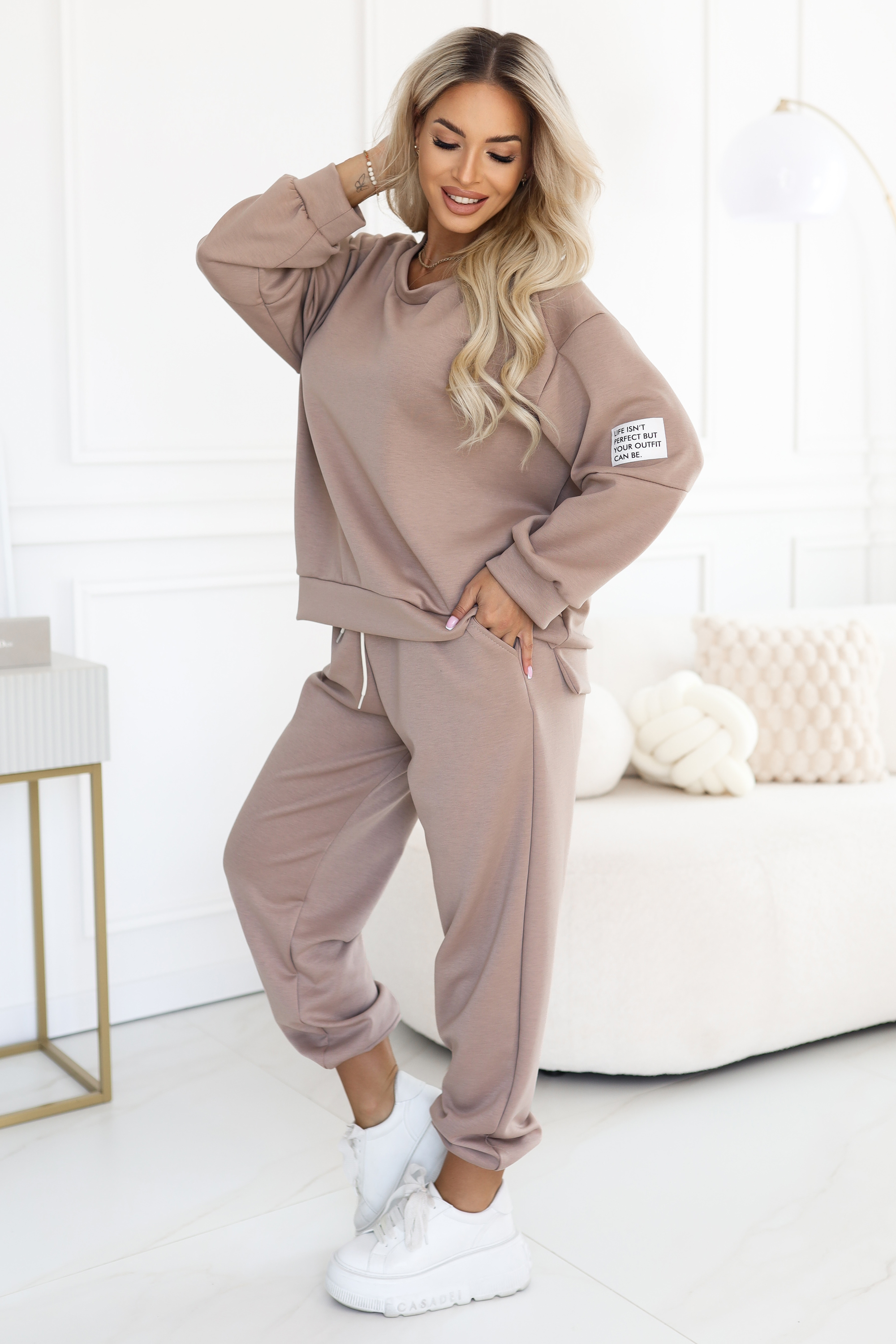 689-1 Komplet dresowy damski z bluzą oversize i spodniami z wiązaniem - cappuccino-2 68735 
