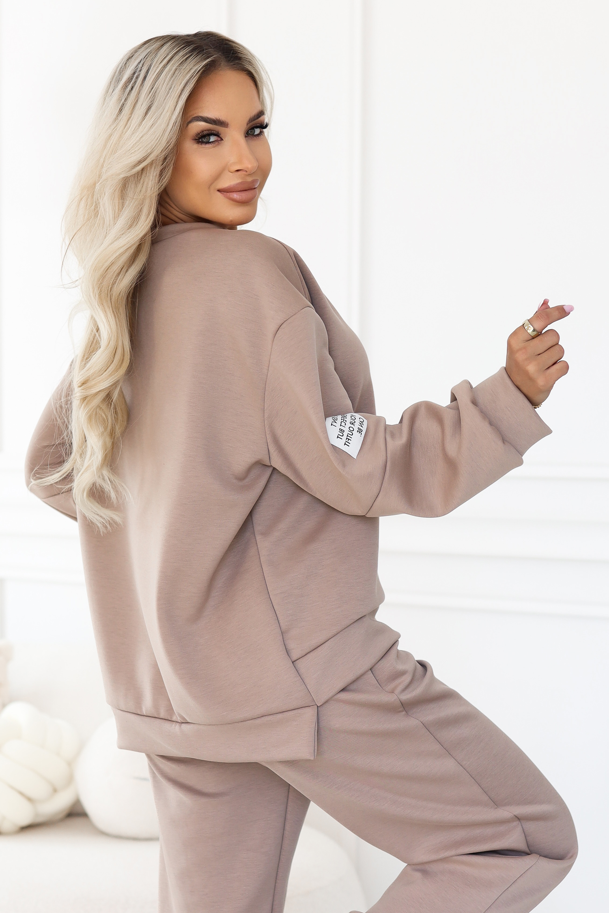 689-1 Komplet dresowy damski z bluzą oversize i spodniami z wiązaniem - cappuccino-7 68735 