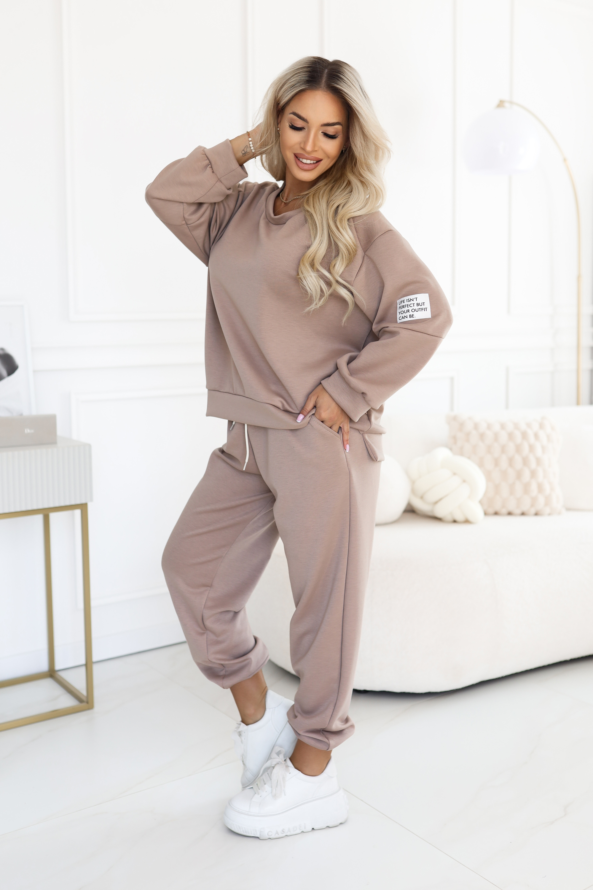 689-1 Komplet dresowy damski z bluzą oversize i spodniami z wiązaniem - cappuccino-9 68735 