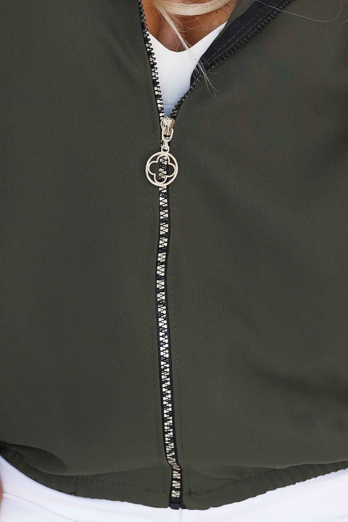 691-4 Rozpinana bluza damska z kapturem i ozdobnym zamkiem - khaki-6 68739 