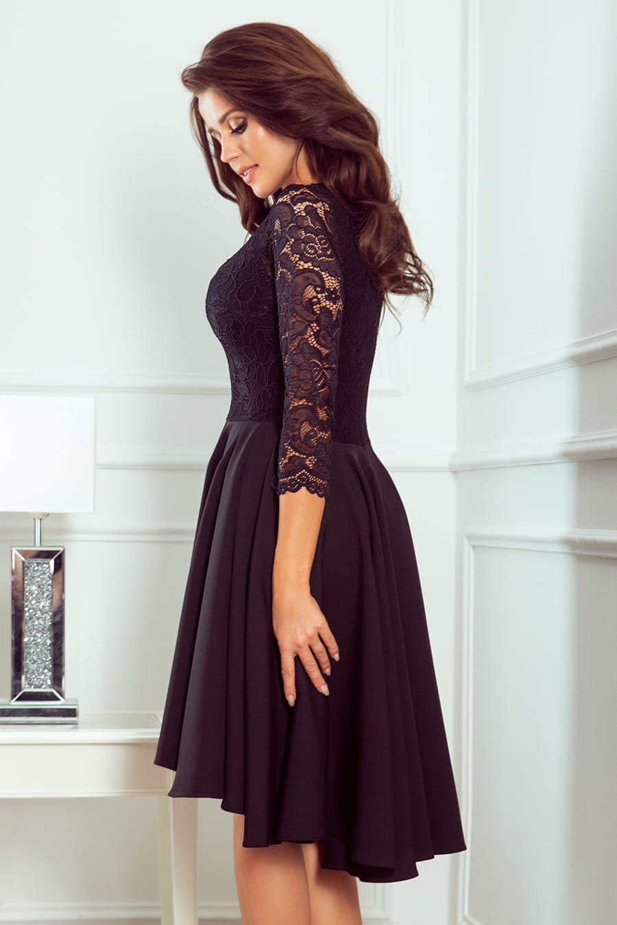 4065210-10 NICOLLE - sukienka z dłuższym tyłem z koronkowym dekoltem - CZARNA-4