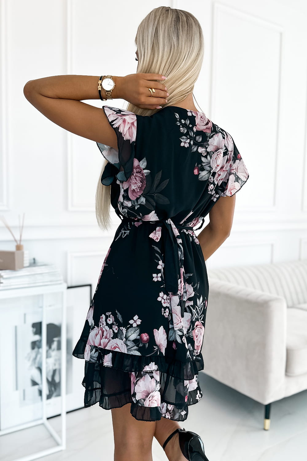 48430468-2 PATRIZIA sukienka z kopertowym dekoltem, paskiem i krótkim rękawkiem - CZARNA W RÓŻE-3