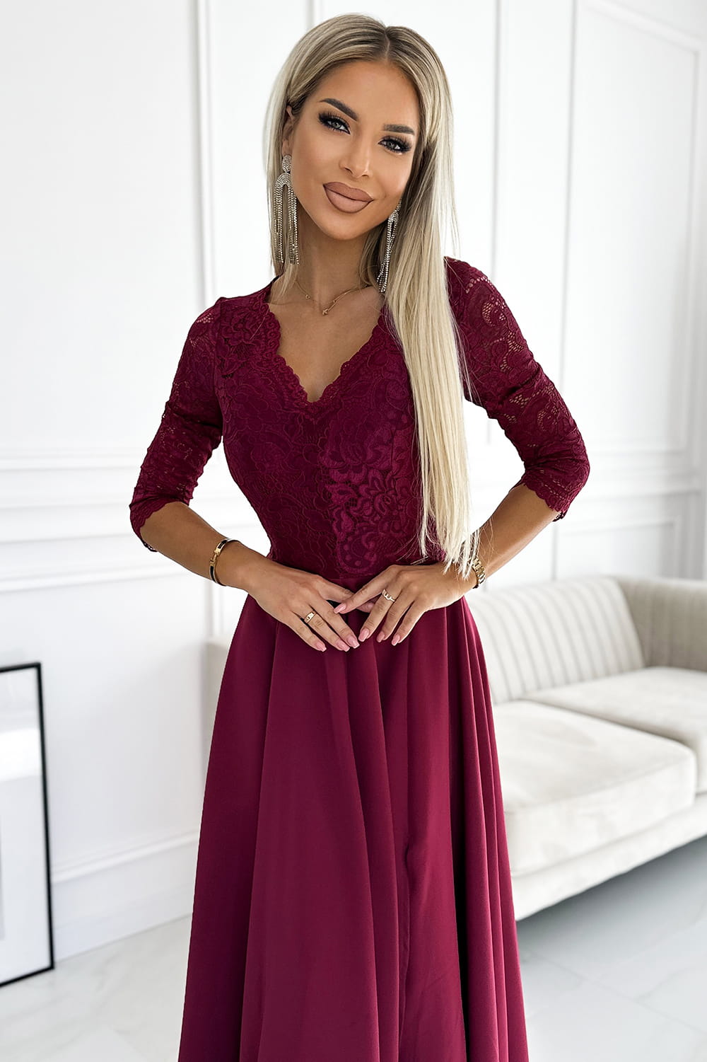 51612309-9 AMBER elegancka długa suknia maxi z koronkowym dekoltem - BORDOWA-2