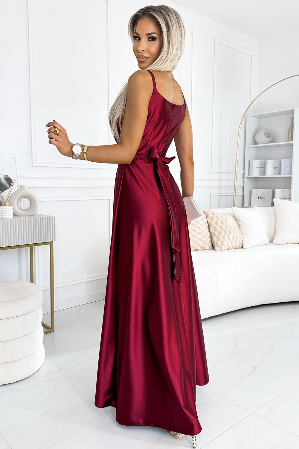 56055512-6 JULIET elegancka długa satynowa suknia z dekoltem i rozcięciem na nogę  - BORDOWA-2