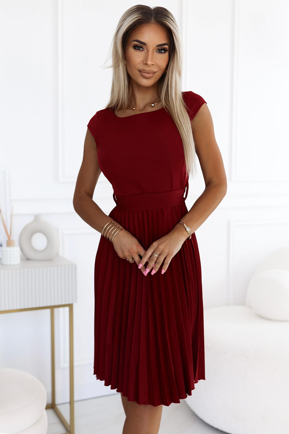 63298311-15 LILA Plisowana sukienka z krótkim rękawkiem i paskiem - BORDOWA-1