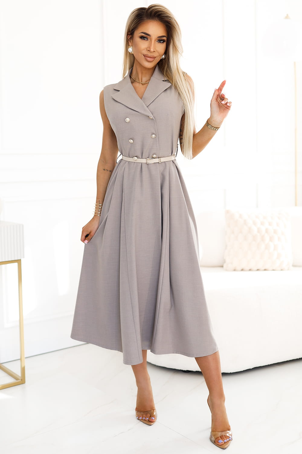 67257596-2 Elegancka szmizjerka midi ze złotymi guzikami i paskiem - SZARY BEŻ-1